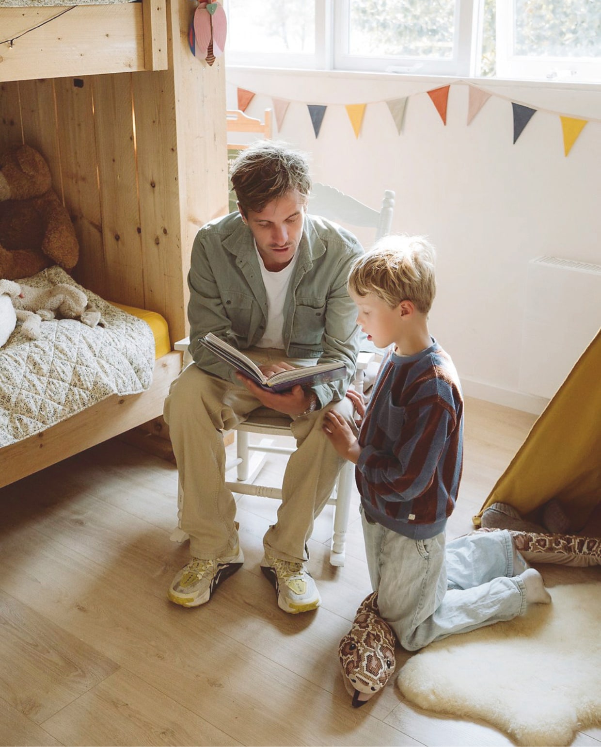 Vlaggetjes Petit Amélie. Schapenvacht schapenvacht.shop.  vtwonen 11-2025 | styling Sanne Ketelaar | fotografie Stories By Chriske  | tekst Merel van der Lande