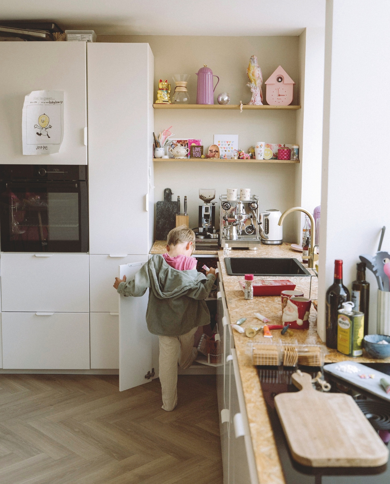 Keuken Ikea met blad van osb-plaat. Kraan Ikea. Koffiemachine Rocket. Kopjes zelfgemaakt. Klok Karlsson. Theekan Rice. vtwonen 11-2025 | styling Sanne Ketelaar | fotografie Stories By Chriske  | tekst Merel van der Lande