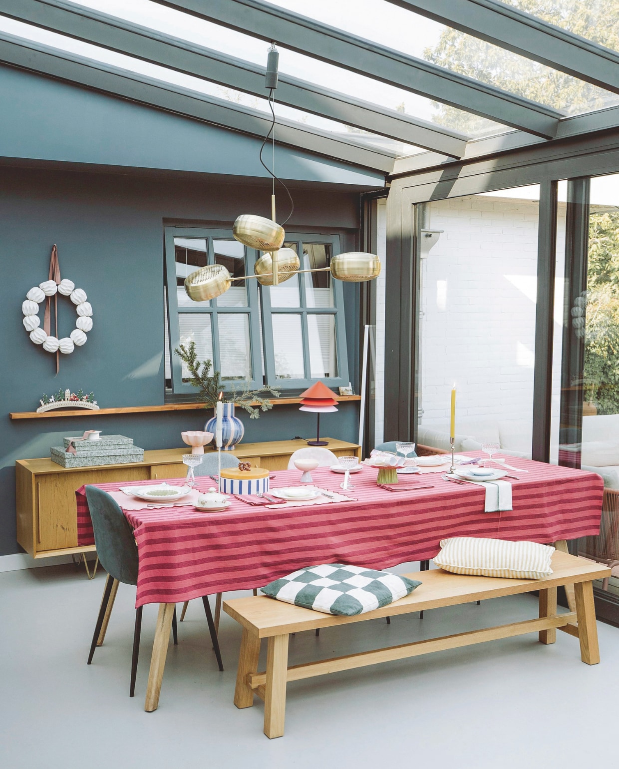 Tafel Giga Meubel. Dressoir Furnified. Lamp op dressoir uit Tesammans collectie Ikea. Vaas en kussens Karwei. Lamp Zuiver. Kleur op muur Denim van Painting the Past. Bankje Ikea. Stoel Kwantum. Tafelkleed Ikea. Vloer Marmoleum kleur 012 kiezel van vtwonen. vtwonen 11-2025 | styling Sanne Ketelaar | fotografie Stories By Chriske  | tekst Merel van der Lande