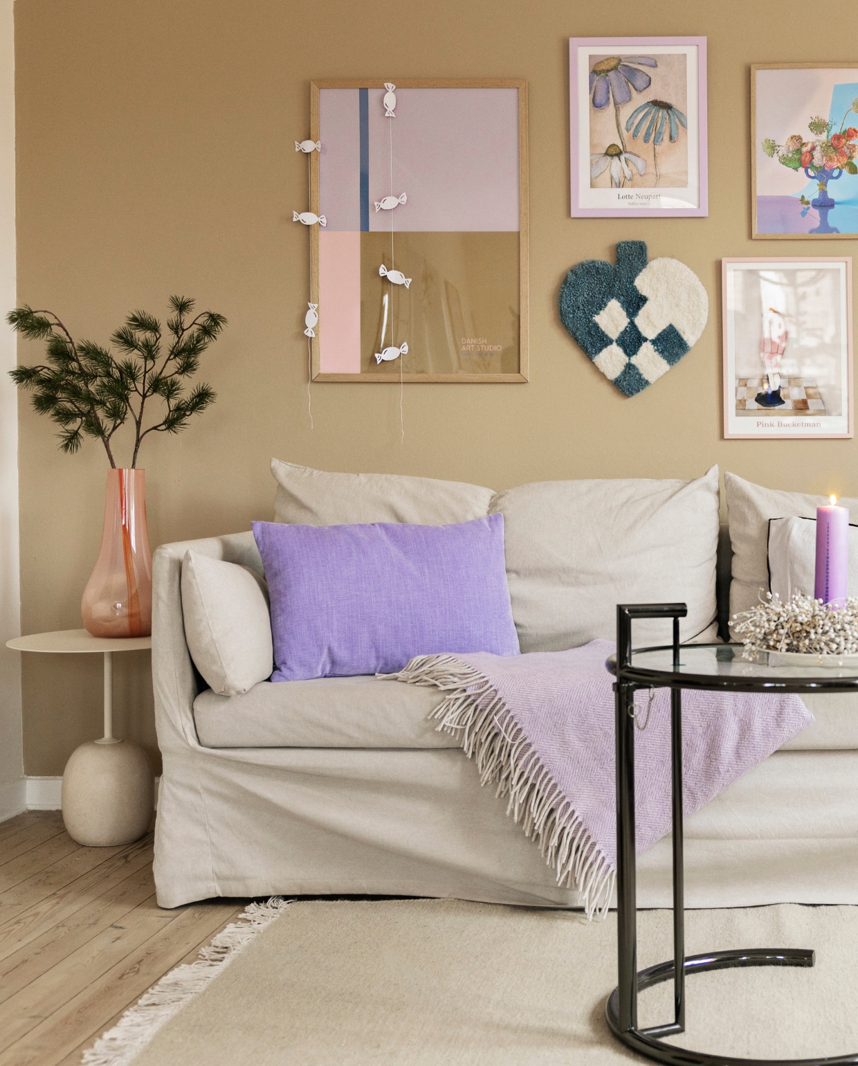 Muurkleur Observe van Jotun. Bank Ikea. Fauteuil Ilva. Paars kussen Mette Ditmer. Bijzettafel gevonden op vlooienmarkt. Vaas Kodanska. Getuft hart zelfgemaakt. Meeste posters ontworpen door Lotte Neupart via Arthus. Bloemenprint Paper Collective. Vogelprint Dare to Dream Prints. vtwonen 11-2025 | fotografie Elisabeth Dahlberg  | tekstbewerking Ina Babbé