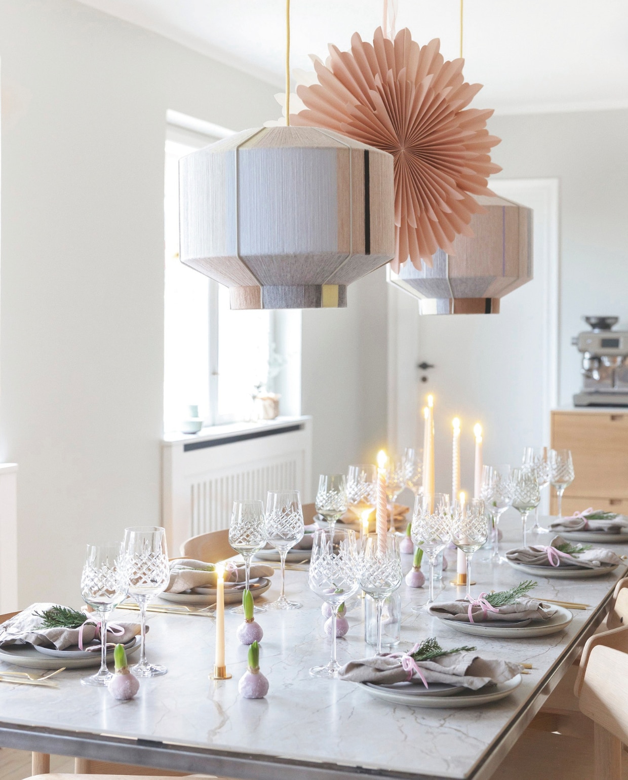 Eettafel Rn Design. Stoelen Takt. Hanglampen Bonbon van Hay. Gewaxte hyacinten zelfgemaakt. vtwonen 11-2025 | fotografie Elisabeth Dahlberg  | tekstbewerking Ina Babbé