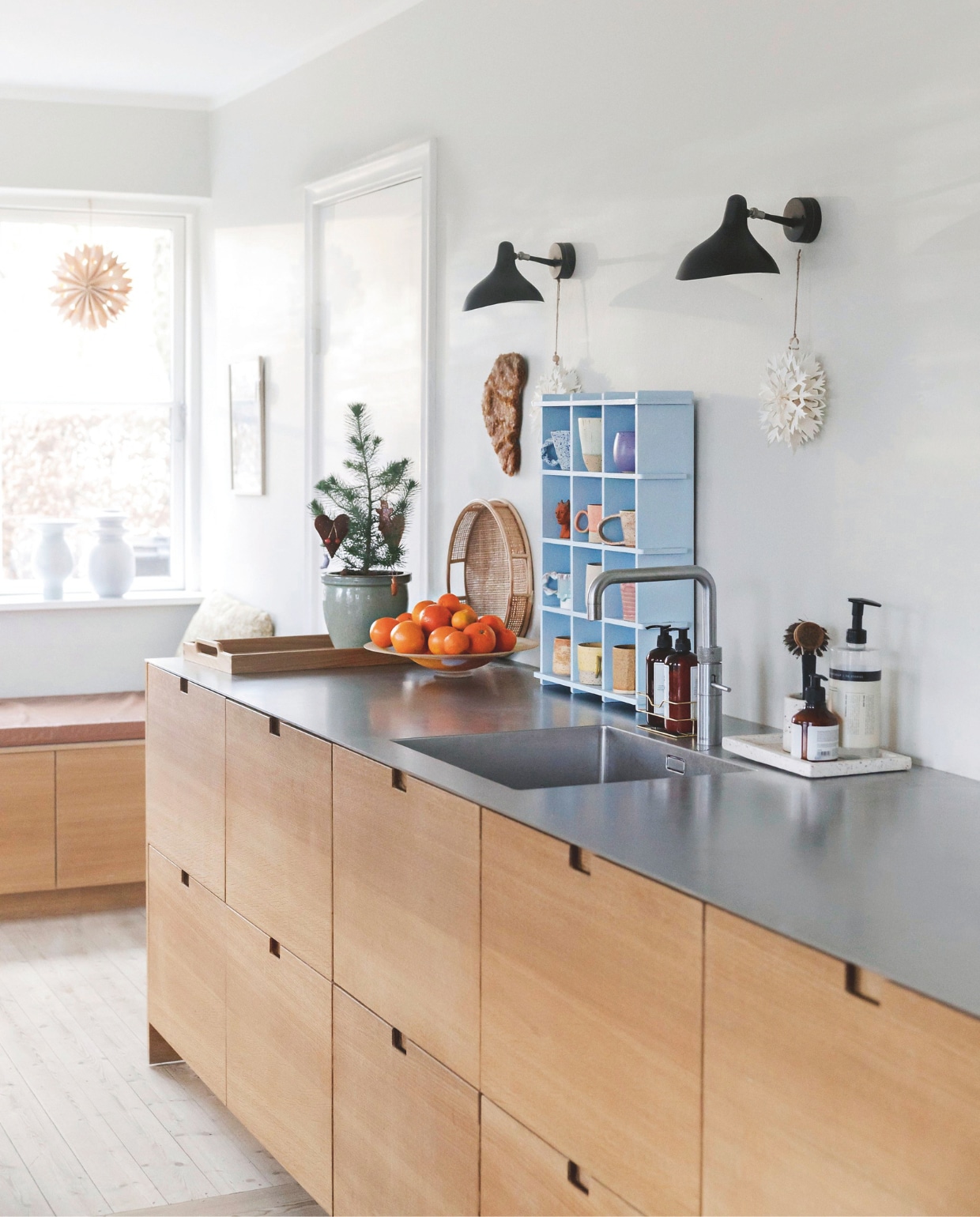 Muurverf Light Antique van Jotun. Keukenkasten Arki Studio. Wandlampen Mantis van Dcw Éditions. Mokkenrek Pixiform, erin een collectie unieke en zelfgemaakte keramieken mokken. vtwonen 11-2025 | fotografie Elisabeth Dahlberg