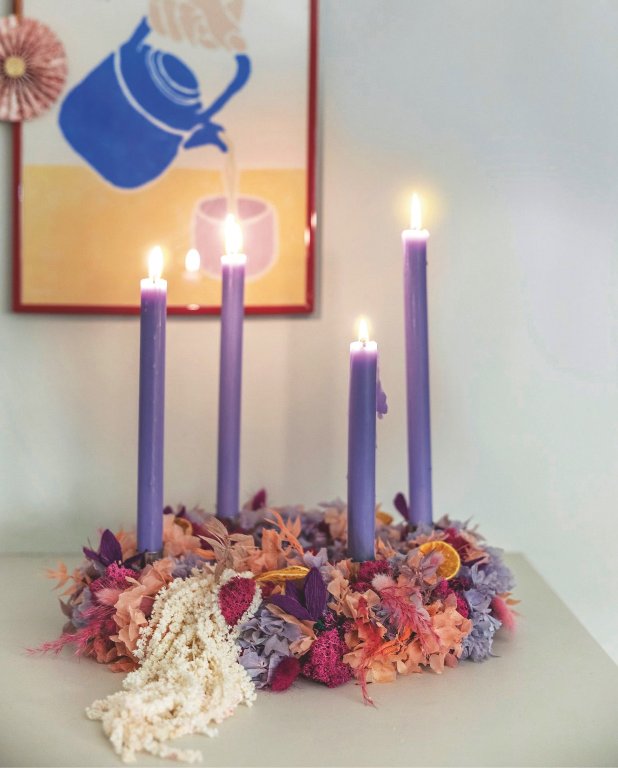 Poster Hitoiki van Taisho. Bloemenkrans Stilk Studio. vtwonen 11-2025 | fotografie Elisabeth Dahlberg | tekstbewerking Ina Babbé