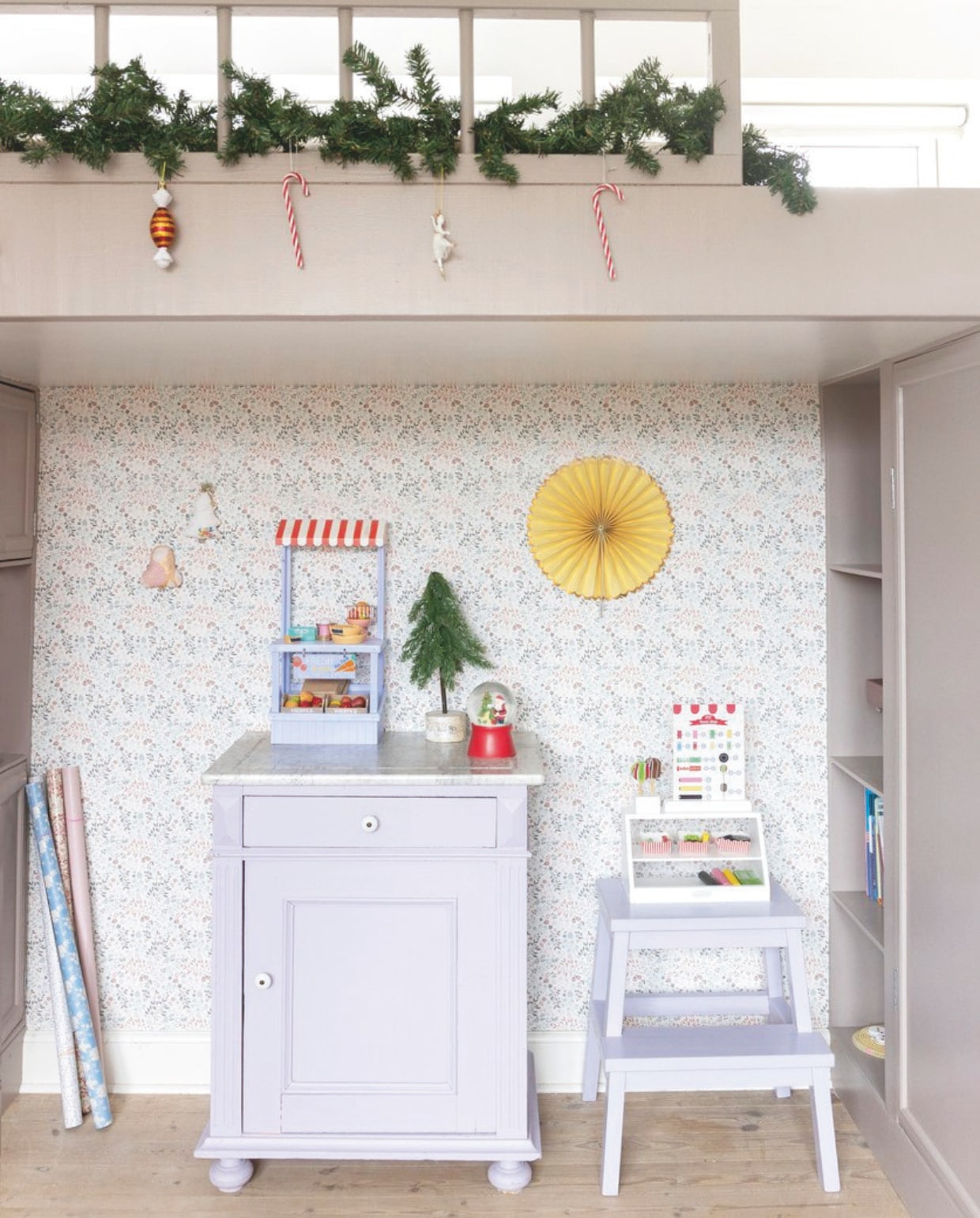 Kruk Ikea. Verfkleur voor kruk en kast zelf gemengd. Behang Jollyroom. vtwonen 11-2025 | fotografie Elisabeth Dahlberg