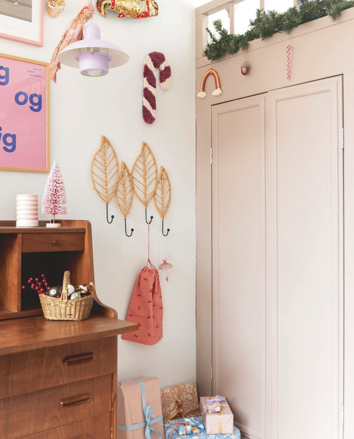 Bureau vintage uit de mid-century periode. Decoratieve haken Søstrene Grene. Getufte zuurstok zelfgemaakt. vtwonen 11-2025 | fotografie Elisabeth Dahlberg