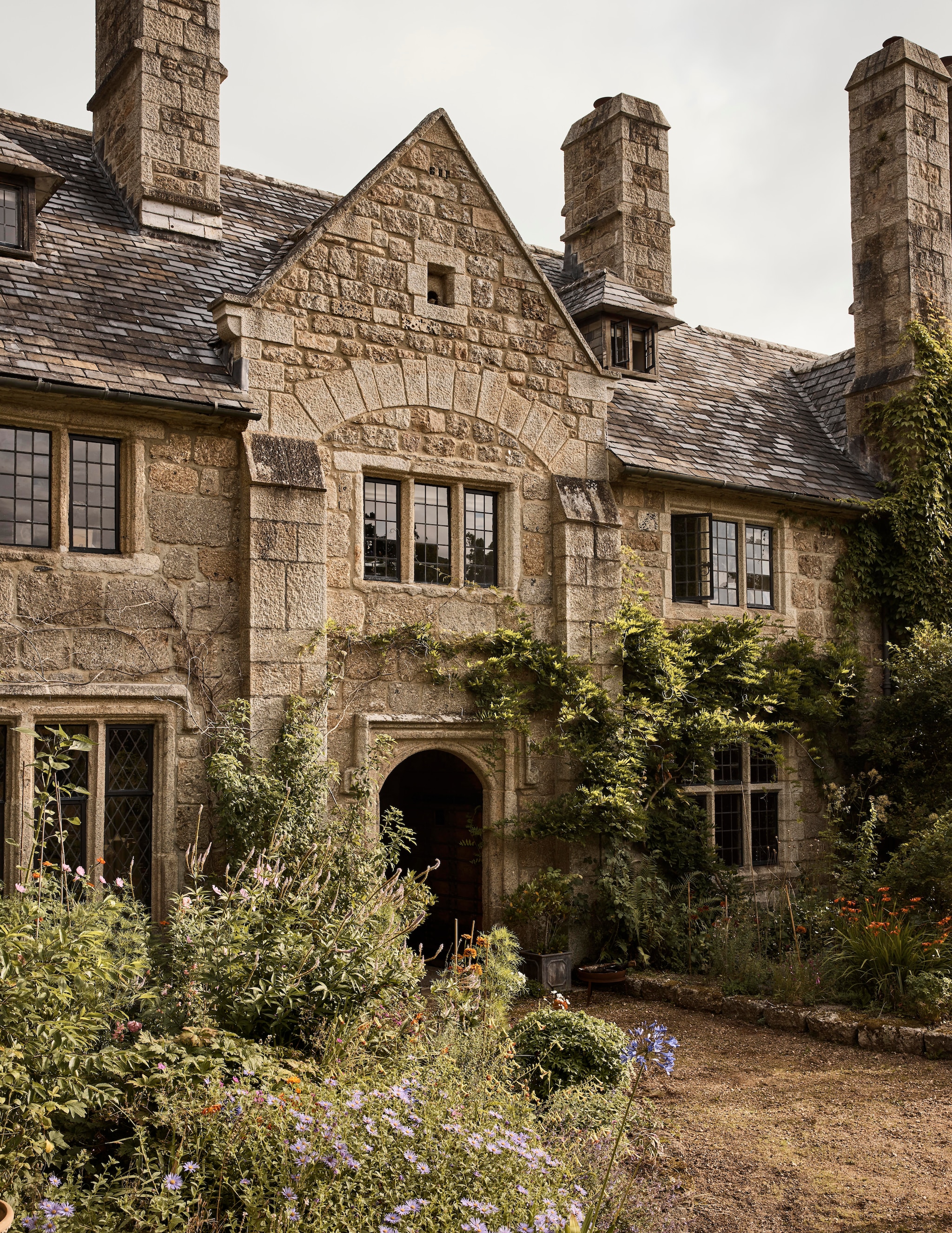 Landhuis uit de zeventiende eeuw in Dartmoor, Engeland vtwonen Landelijk 12-2025 | styling Retrouvius | fotografie Martin Morrell