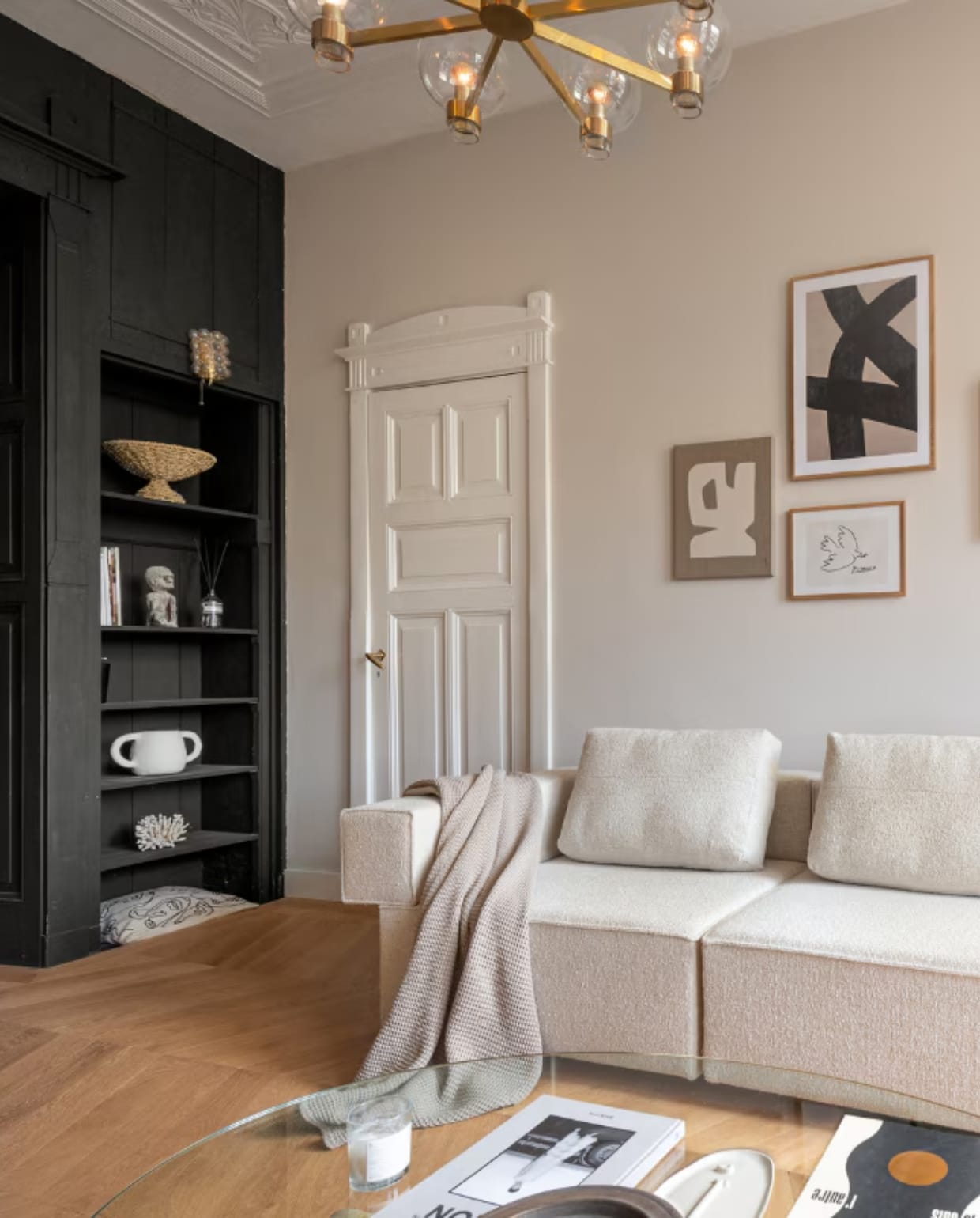 Bank Flow Rotterdam, posters van Desenio, kunstwerk door Edith Beurskens voor The Poster Club, muursculptuur Huis vol Stijl, salontafel en plafondlamp vintage van Hans Agne Jakobsson, wandlampen vintage van Helena Tynell, plaid Made, accessoires in kast van Maison Jolie, vintage en souvenirs. Overig onbekend. vtwonen 11-2022 | productie Living Inside | fotografie Peter Dekens