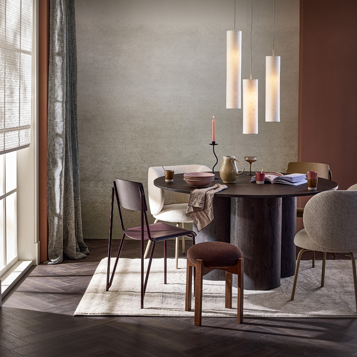 Papieren hanglamp Paper Tube 3-lichts, 40x148 cm (Øxh) € 199,-. Muurverf krijtmat Soft Clay, 1 liter € 27,99.M.m.v. vtwonen.nl/shop (eettafel Oona van Woood, bouclé eetkamerstoel Rico van Ferm Living, groene eetkamerstoel Petit van Hay, pastaborden Mixed Ceramics van By FonQ), hm.com (kan, kandelaar, champagnecoupe, mok). Overig privébezit. vtwonen 13-2024 | styling Sanne Ketelaar | fotografie Peggy Janssen