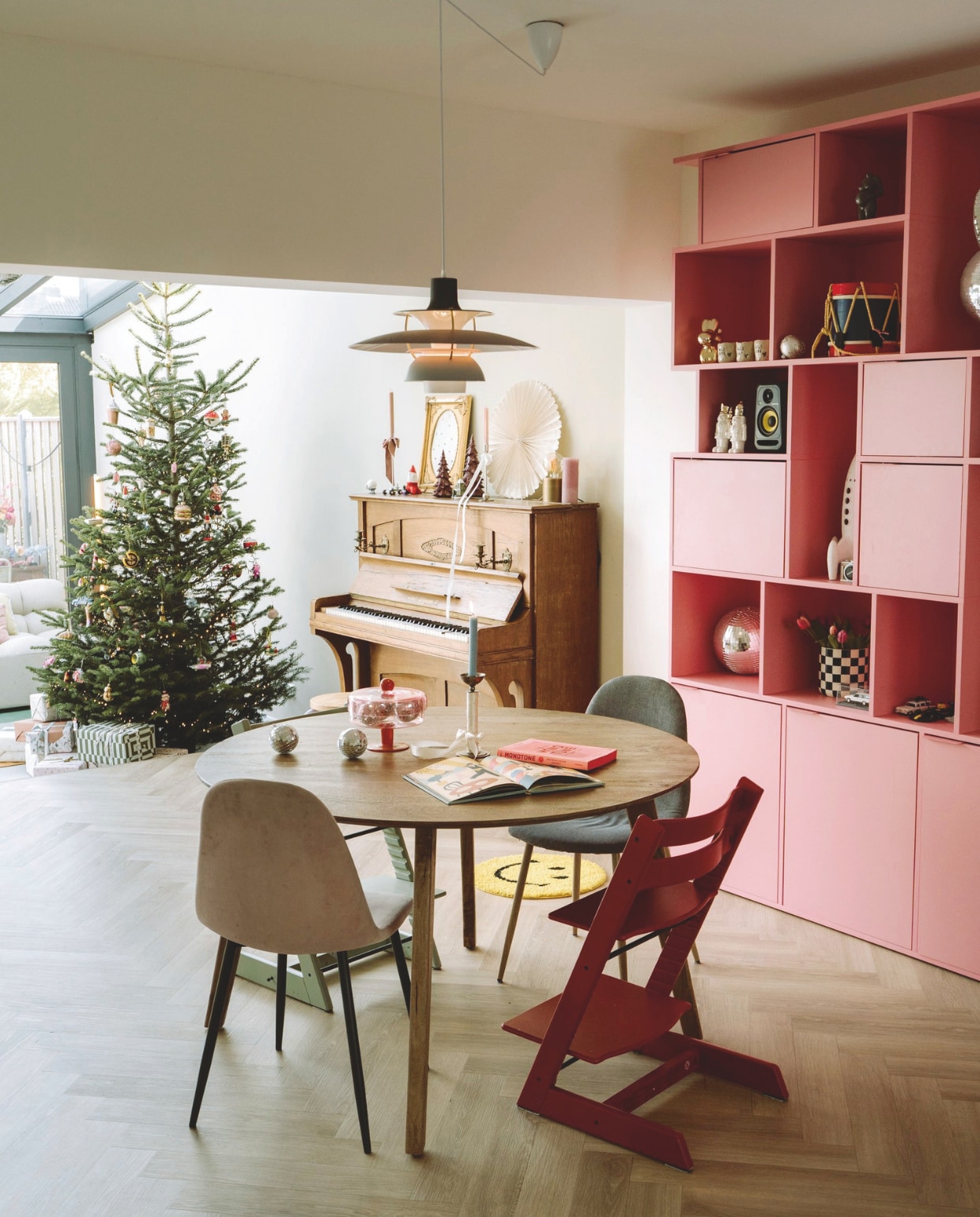 Tafel Giga Meubel. Lamp Louis Poulsen. Koektrommel &Klevering. Stoelen Kwantum en Tripp Trapp van Stokke. Kast Tylko. Raket Jotex. Nijntje discobal Hema. Schenkkan panter vintage. Stenen kaarsenhouder met geboortekaartje van Wiep Atelier Eilandkind. Beeld buik Bellysisters. Beeld konijn Xenos. Geboortekaartjeposter Studio Fritsy. Discobal HKliving. Zwart-wit geblokt vaasje Onstock. Vloer Parva River Oak van Mflor. Vloerkleed smiley Solow. vtwonen 11-2025 | styling Sanne Ketelaar | fotografie Stories By Chriske