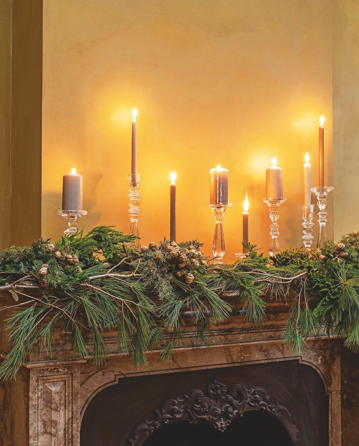 vtwonen kandelaar Large, glas, helder, 10x35 cm (Øxh) € 24,95, kandelaar Medium, glas, helder, 10x26 cm (Øxh) € 19,95, kandelaar Medium, glas, helder, 10x28,5 cm (Øxh) € 22,95, kandelaar, glas, helder, 9,2x7,3 cm (Øxh) € 12,95, kandelaar Medium, glas, helder, 9,9x25 cm (Øxh) € 19,95, kandelaar Large, glas, helder, 10x35 cm (Øxh)€ 24,95, kandelaar Small, glas, helder,  10x21 cm (Øxh) € 16,95 (shop.vtwonen.nl). vtwonen Landelijk kerstspecial 2025 | styling Sanne Ketelaar | fotografie Stan Koolen