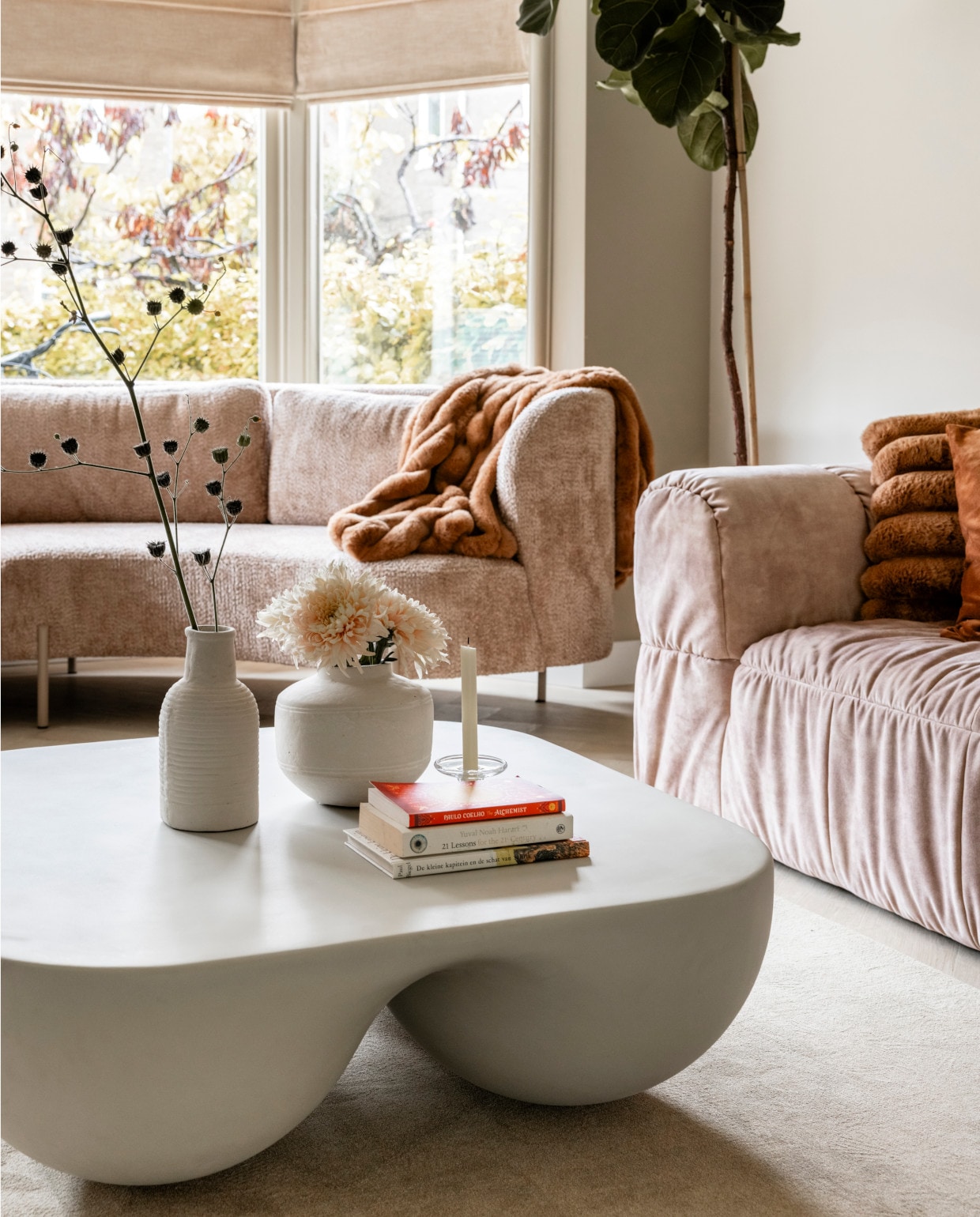 subtiele statements breng rust in huis met zachte kleuren en meubels met ronde vormen