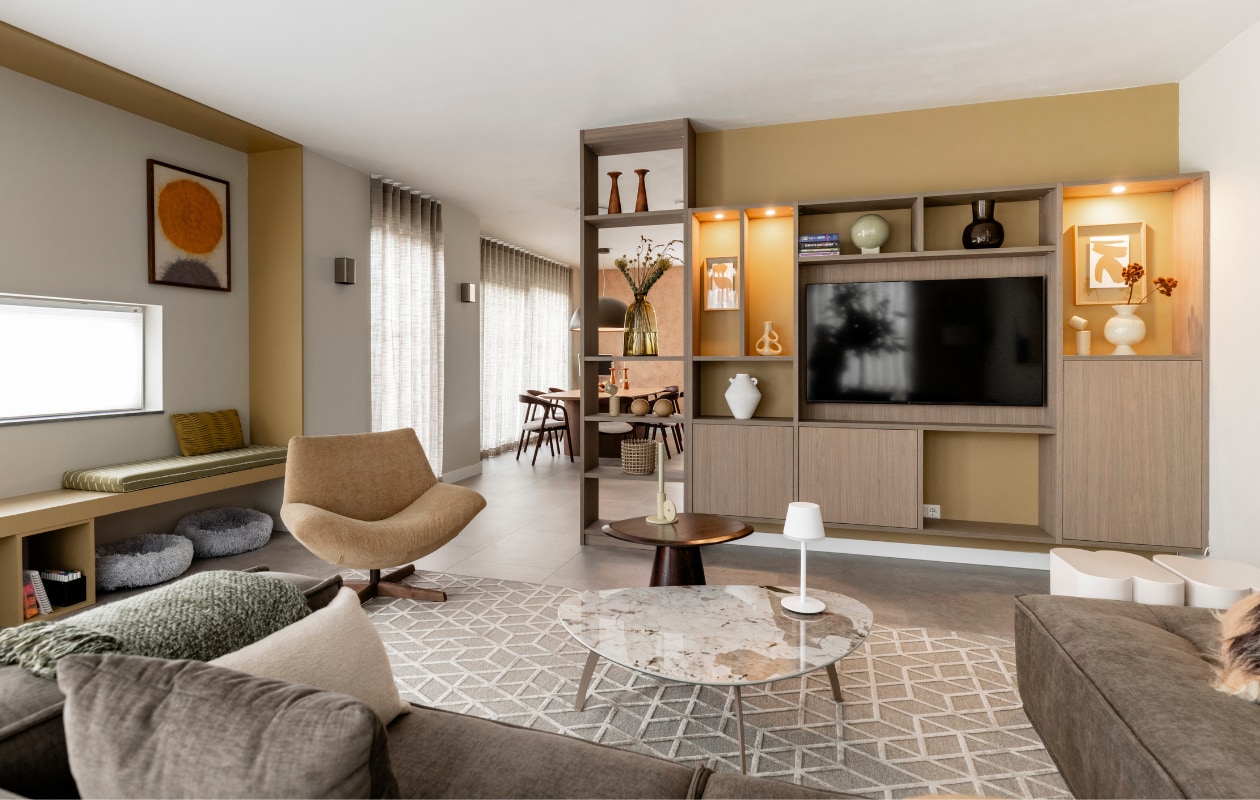 vtwonen Weer verliefd op je huis aflevering 10 seizoen 23 2025, stylist Fietje in Vijfhuizen, zitkamer vtwonen Weer verliefd op je huis aflevering 10 seizoen 23 2025 | styling Fietje Bruijn | fotografie Margriet Hoekstra