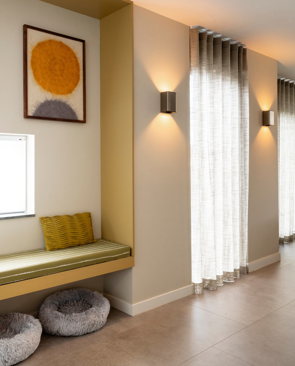 vtwonen Weer verliefd op je huis aflevering 10 seizoen 23 2025, stylist Fietje in Vijfhuizen, zitplek bij het raam vtwonen Weer verliefd op je huis aflevering 10 seizoen 23 2025 | styling Fietje Bruijn | fotografie Margriet Hoekstra