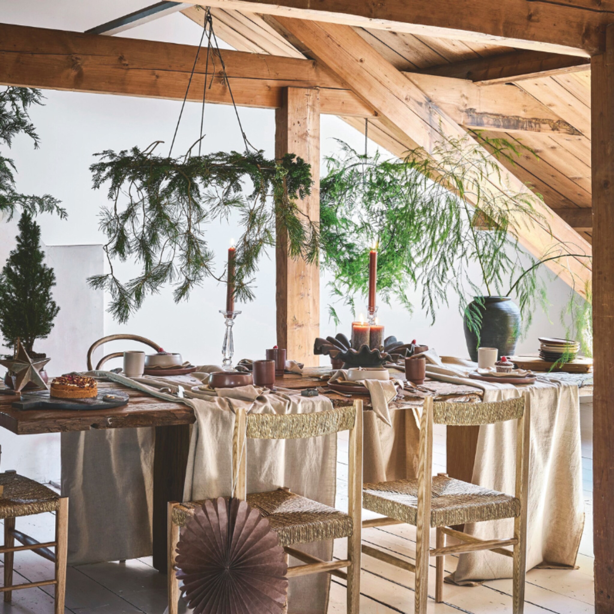 kerstdecoratie in natuurlijke tinten en materialen