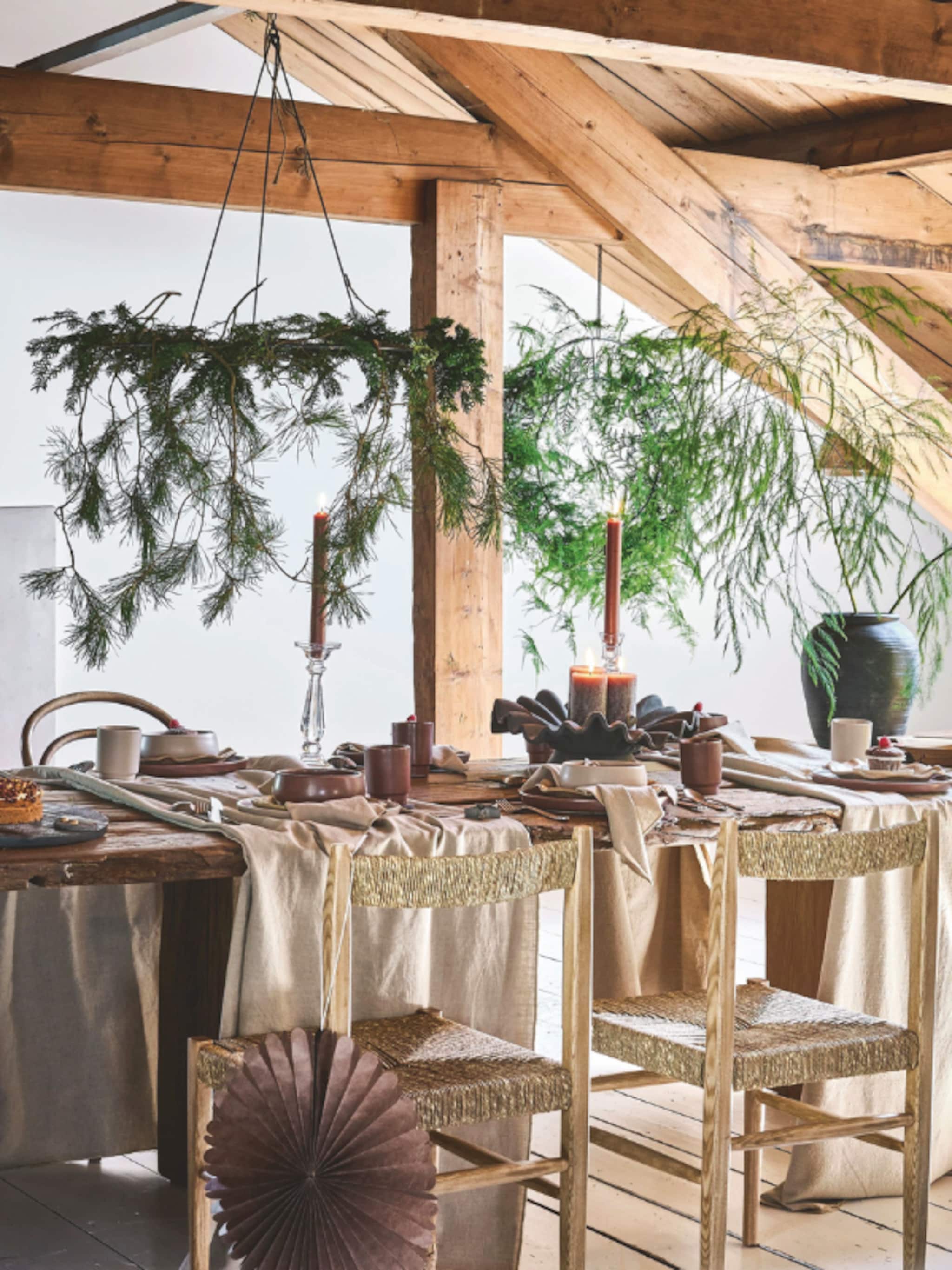 kerstdecoratie in natuurlijke tinten en materialen