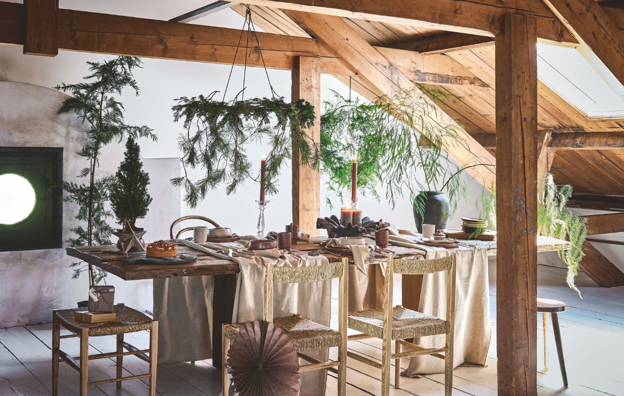 vtwonen ontbijtborden, keramiek, grijs, 17 cm (Ø), set van 4 € 44,95, kommen, keramiek, grijs, 16 cm (Ø), set van 2 € 24,95, dinerbord, keramiek, grijs, 27 cm (Ø) € 24,95, mokken, keramiek, grijs, 250 ml, set van 4 € 29,95, ontbijtbord, keramiek, chocoladebruin, 17 cm (Ø), set van 4 € 44,95, kommen, keramiek, chocolade bruin, 16 cm (Ø), set van 2 € 24,95, dinerbord, keramiek, chocoladebruin, 27 cm (Ø) € 24,95, mokken, keramiek, chocoladebruin, 250 ml, set van 4 € 29,95, tafelklee„ naturel, 150x250 cm (bxl) € 79,95, servetten naturel, 40x40 cm (bxl) € 10,95, dienblad met handvat, hout, zwart, 52x45,1 cm (bxh) € 59,95, kandelaar, glas, 10x35 cm (Øxh) € 24,95, kandelaar, glas, 10x34cm (Øxh) € 24,95, decoratiering, metaal, goudkleurig, 60x61 cm (Øxh) € 29,95 (shop.vtwonen.nl). De Betoverde Zolder eettafel Split, hout, 300x100 cm (lxb) vanaf € 2475,- (debetoverdezolder.nl). Zara Home eetkamerstoel, essen met gevlochten seagrass € 189,-, kruk, essen met gevlochten seagrass € 119,-, bordje, aardewerk met bloemenprint € 12,95, bordje, aardewerk met geschulpte rand, bruin, 24 cm (Ø) € 12,95, sushidienblad, hout € 29,99, vintage bestekset, staal, 4-delig € 19,99 (zarahome.com). Jysk kruikvaas Ingvard, keramiek, zwart, 25x30 cm (Øxh) € 20,- (jysk.nl). Overig privébezit. vtwonen landelijk 11-2025 | styling Sanne Ketelaar | fotografie Alexander van Berge