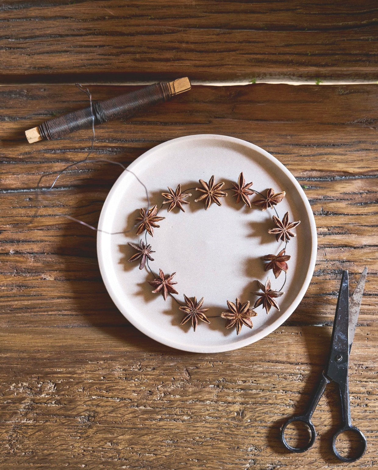 vtwonen ontbijtbord, keramiek, grijs, 17 cm (Ø), set van 4 € 44,95 (shop.vtwonen.nl). Overig privébezit. vtwonen landelijk 11-2025 | styling Sanne Ketelaar | fotografie Alexander van Berge