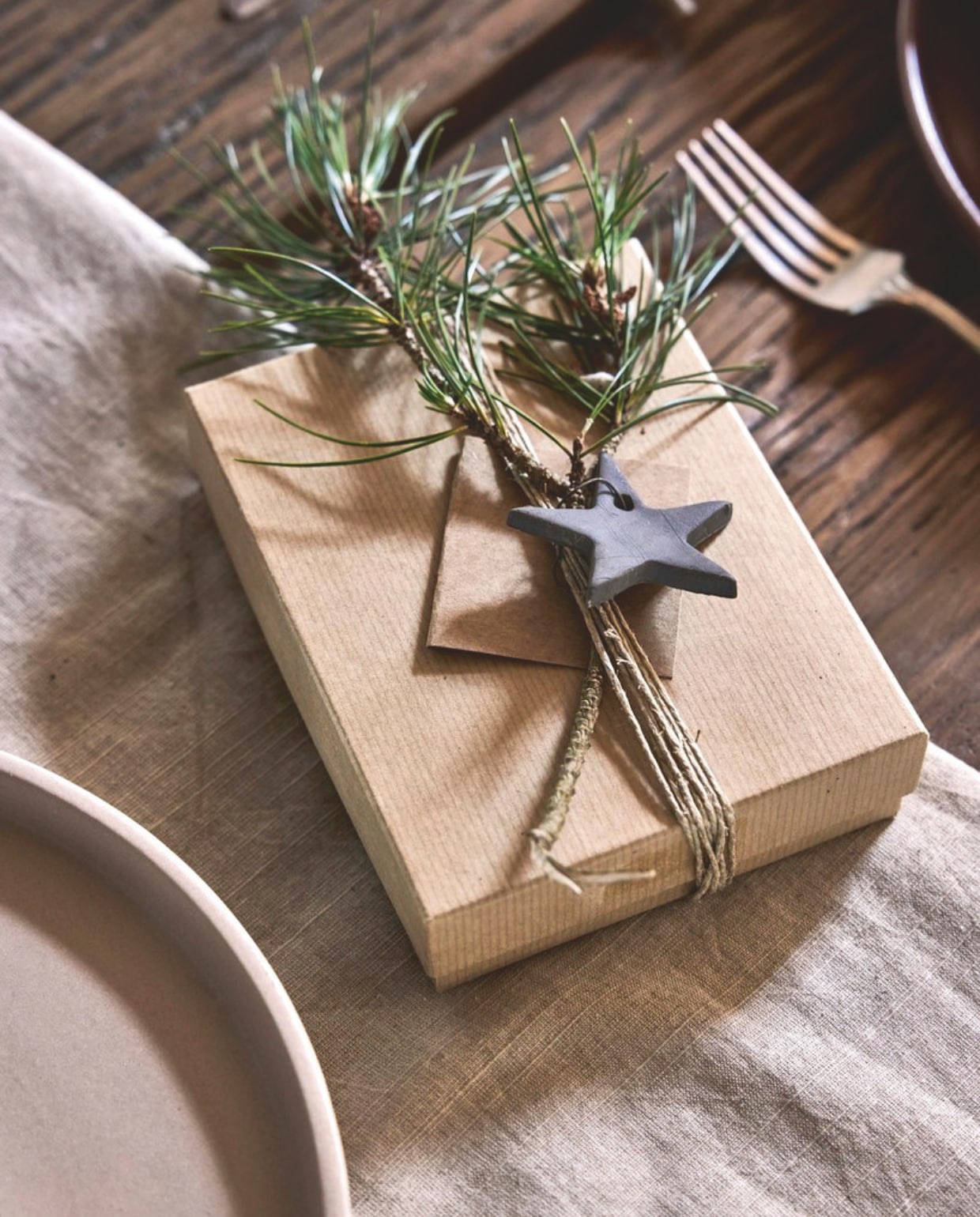 Zara Home bestekset, staal, 4-delig € 19,99 (zarahome.com). Overig privébezit. vtwonen landelijk 11-2025 | styling Sanne Ketelaar | fotografie Alexander van Berge