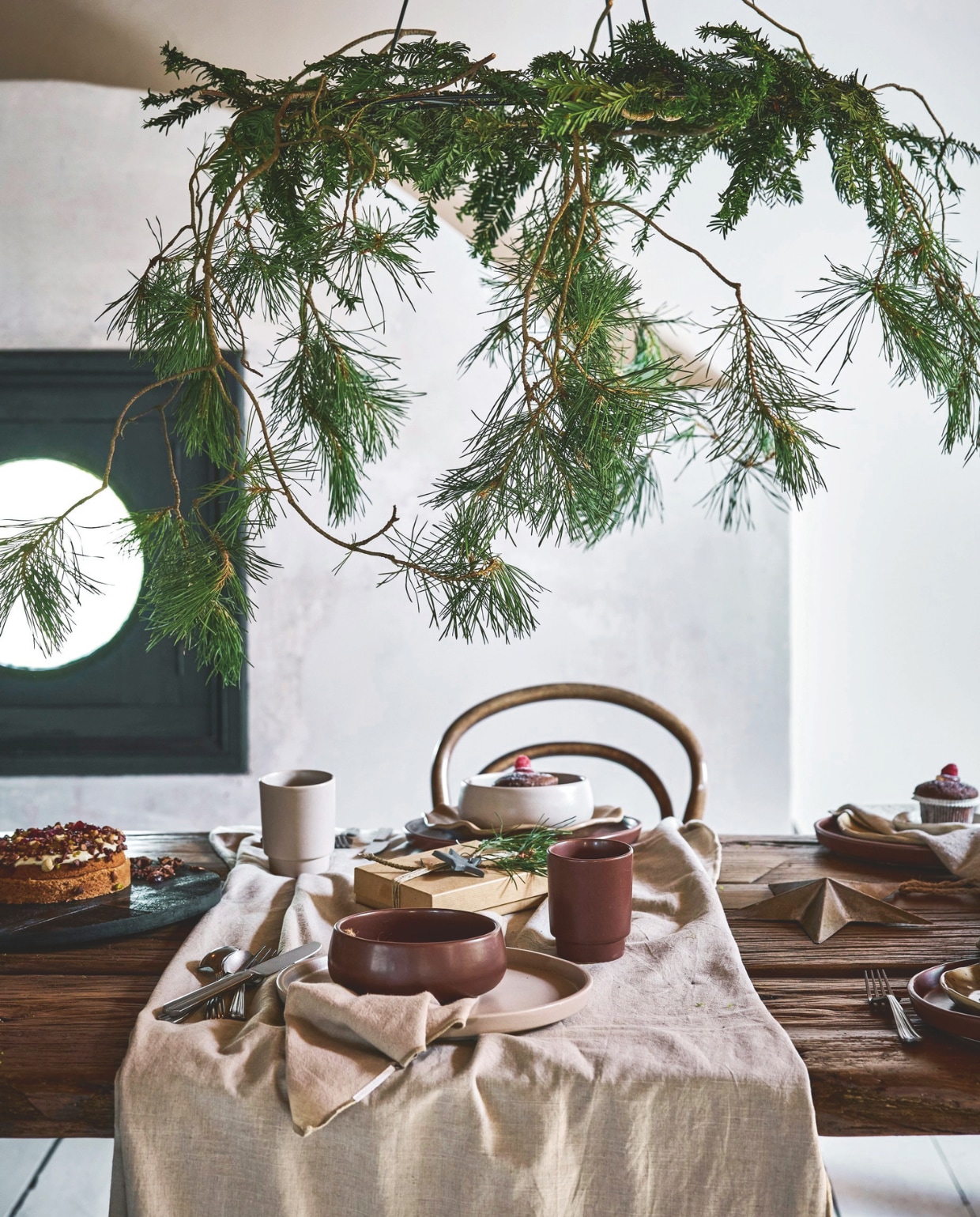 vtwonen kommen, keramiek, grijs of bruin, 16 cm (Ø), set van 2 € 24,95, dinerbord, keramiek, grijs of bruin, 27 cm (Ø) € 24,95, mokken, keramiek, grijs of bruin, 250 ml, set van 4 € 29,95, dienblad met handvat, hout, zwart, 52x45,1 cm (lxb) € 59,95, decoratiering, metaal, goud, 60x61 cm (Øxh) € 29,95 (shop.vtwonen.nl). vtwonen landelijk 11-2025 | styling Sanne Ketelaar | fotografie Alexander van Berge