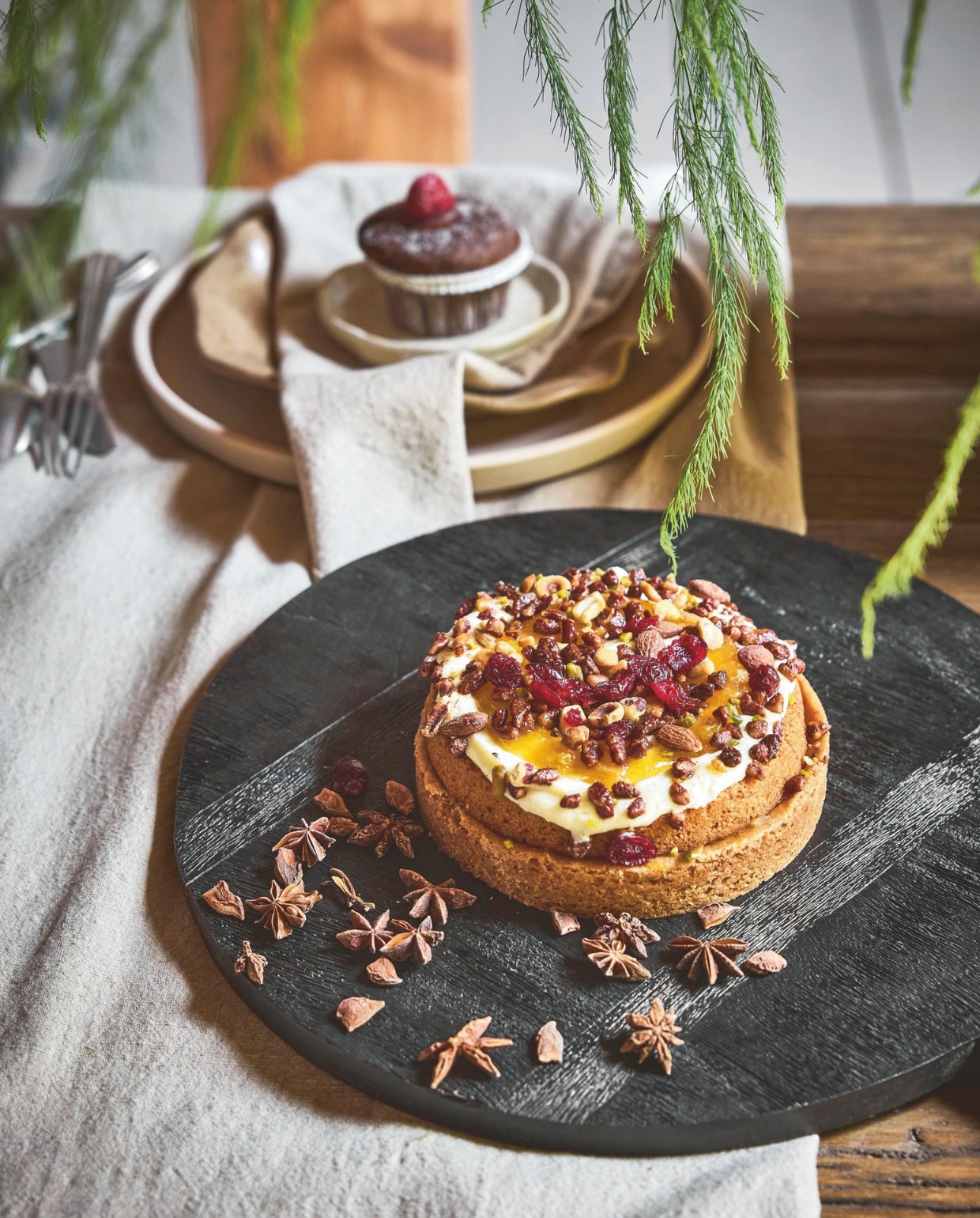 vtwonen dinerbord, keramiek, grijs, 27 cm (Ø) € 24,95, dienblad met handvat, hout, zwart, 52x45,1 cm (lxb) € 59,95 (shop.vtwonen.nl). vtwonen landelijk 11-2025 | styling Sanne Ketelaar | fotografie Alexander van Berge