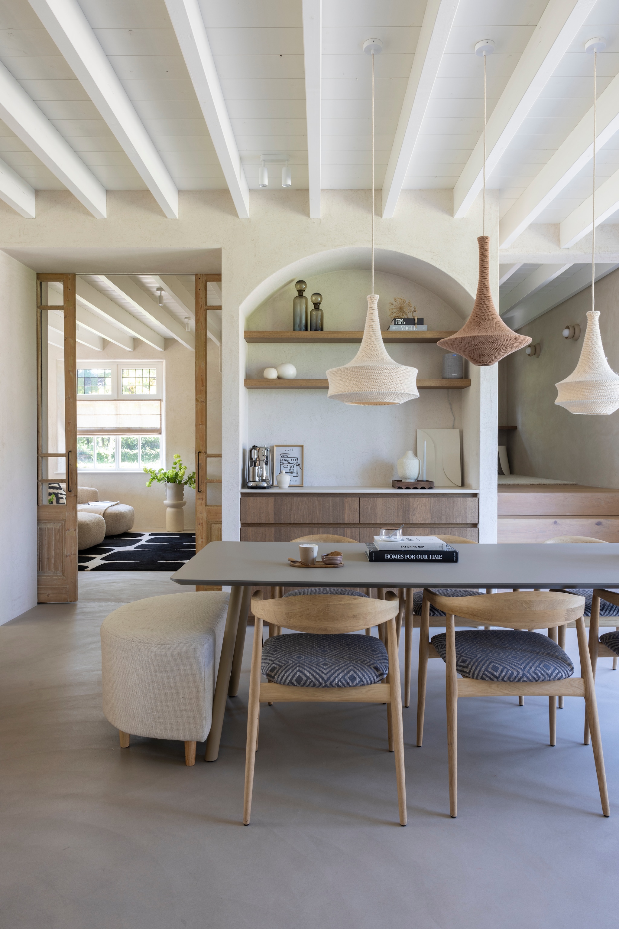 Tafel Cartel Living. Stoelen Bxb Interior. Poef Mengede. Houten deuren uit Egypte via Empire Best. Hanglampen handgemaakt door een tante van Yoni. Vloer lavasteen van Van Pepijn. vtwonen Landelijk 03-2026 | fotografie Anneke Gambon