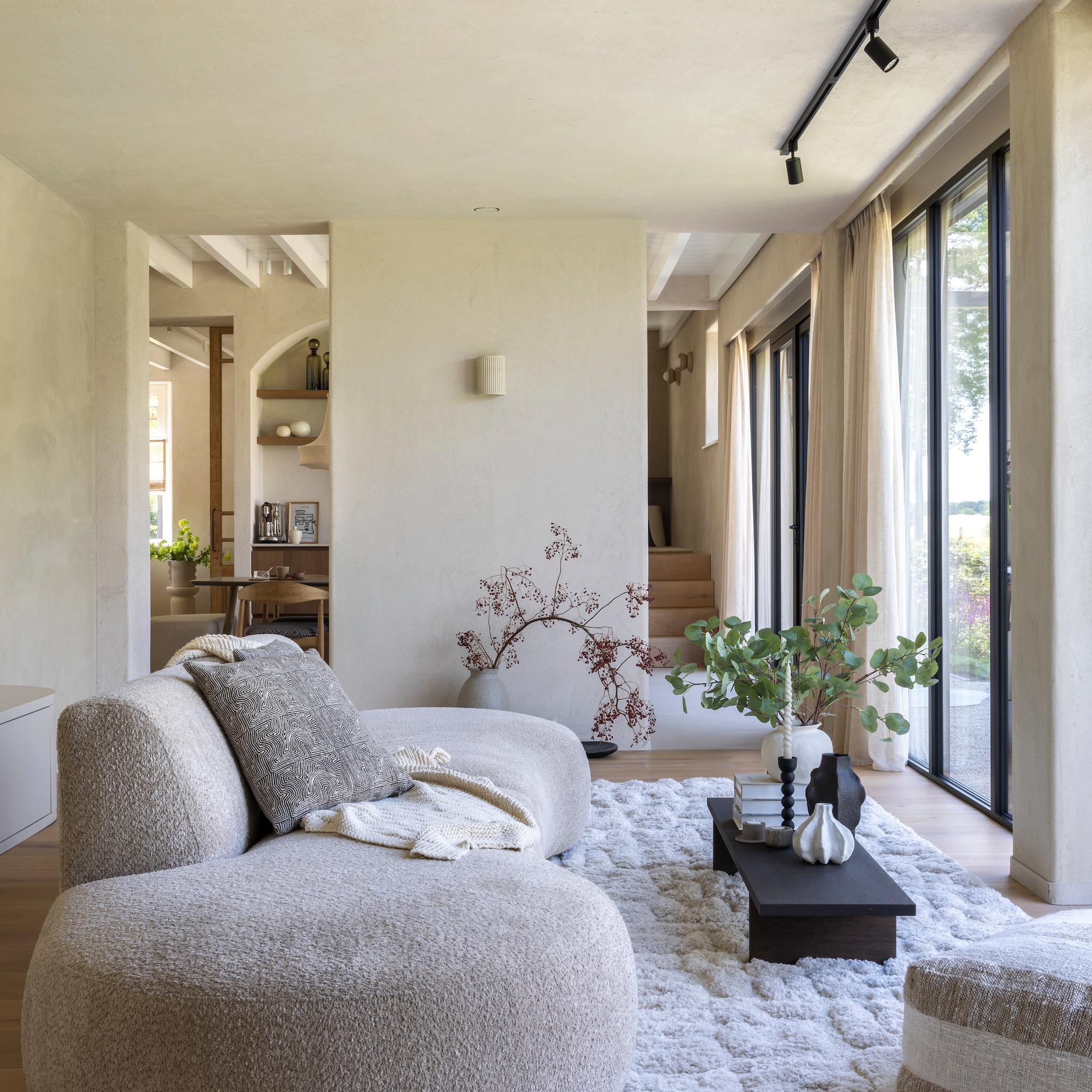 binnenkijken minimalistisch moderne woonboerderij