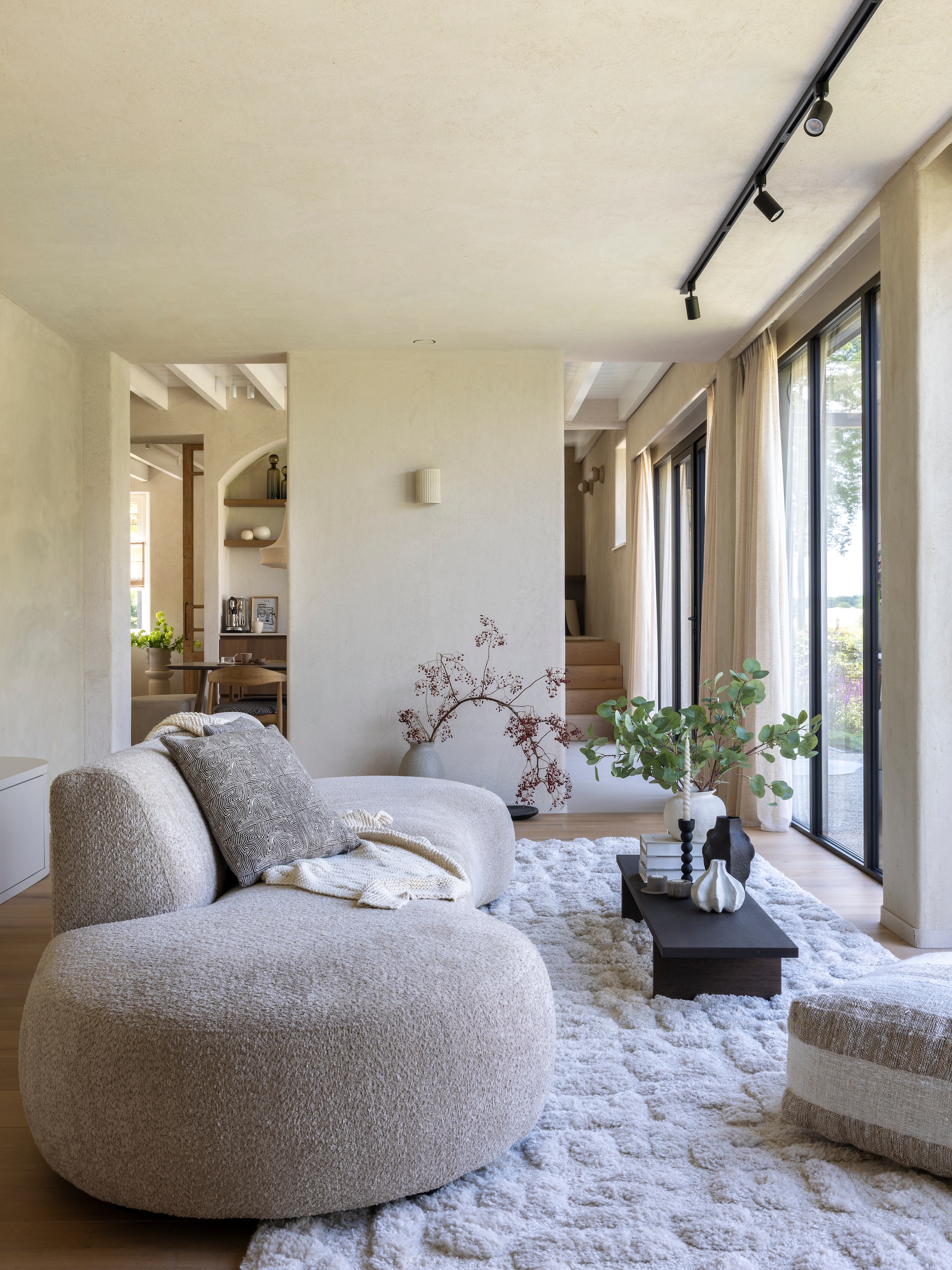 binnenkijken minimalistisch moderne woonboerderij