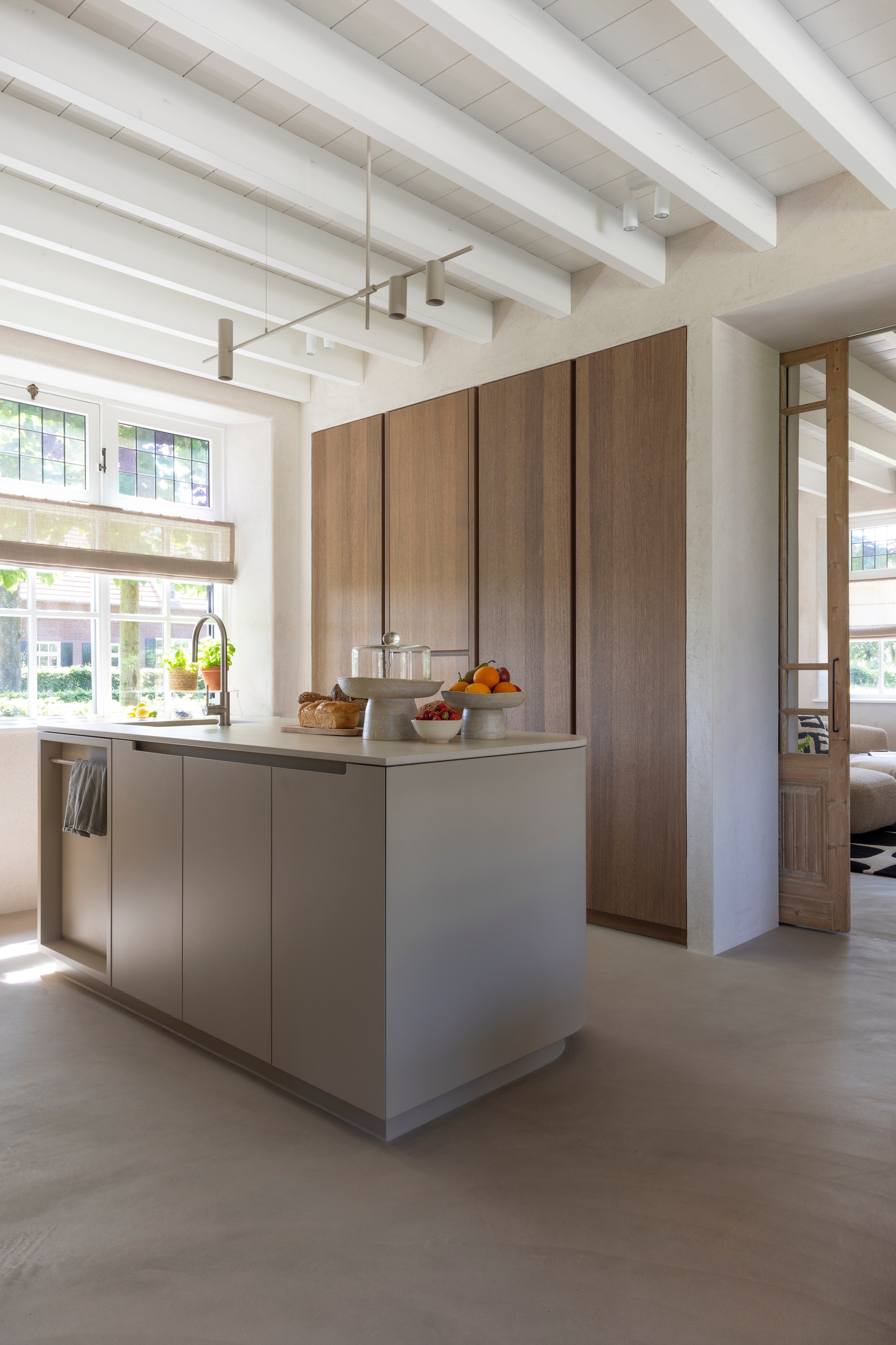 Keuken maatwerk door  Storimans Interieur. Hanglamp Cassandra van Westwing. Spots Kwantum. Fruitschalen Atelier Ikigai. Vouw-gordijn Navajo 218442 van Raamstyling. Schuifdeuren Empire Best. vtwonen Landelijk 03-2026 | fotografie Anneke Gambon