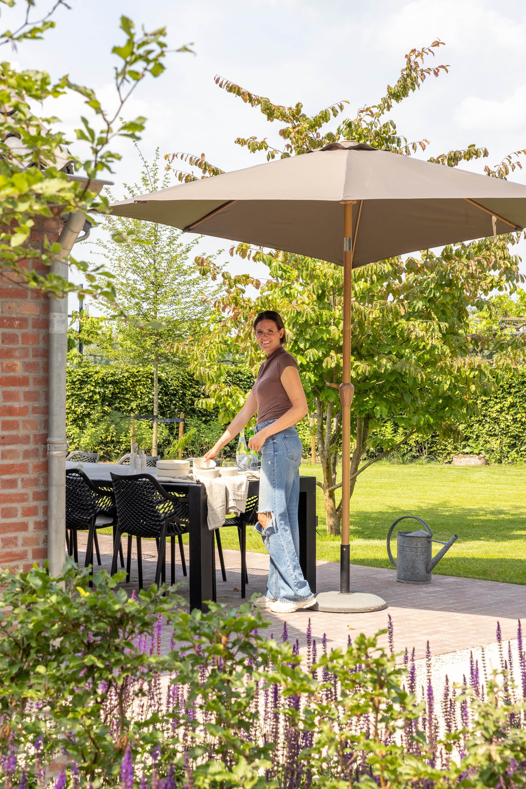 Soortgelijke parasol Home24. vtwonen Landelijk 03-2026 | fotografie Anneke Gambon