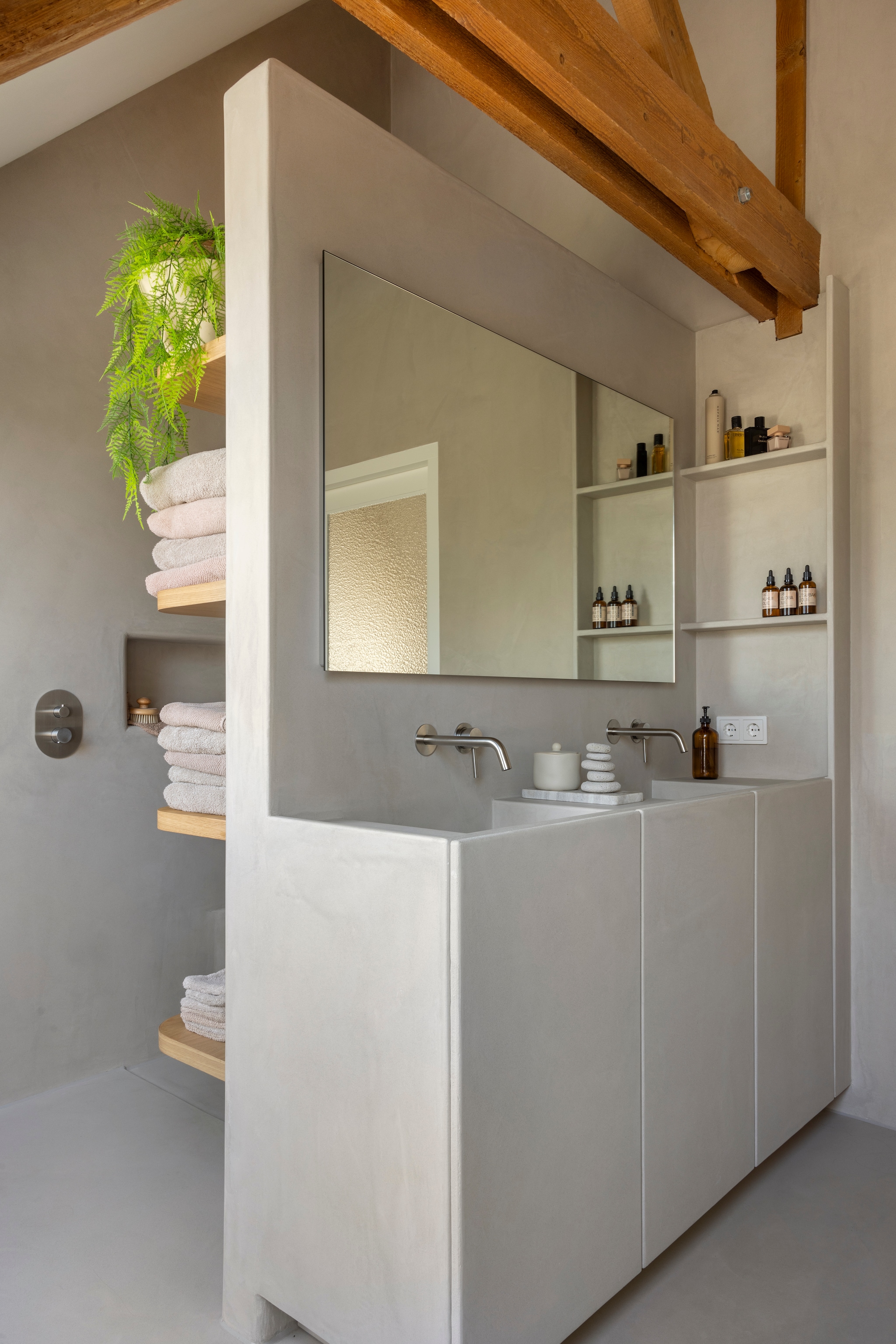 Kranen van geborsteld rvs via Voordelig Design Sanitair. Spiegel Bellanti Luna via Q1 Sanitair. Wand en vloerafwerking lavasteen van Van Pepijn. Wastafelmeubel eigen ontwerp en zelf gebouwd, afgewerkt met lavasteen. vtwonen Landelijk 03-2026 | fotografie Anneke Gambon