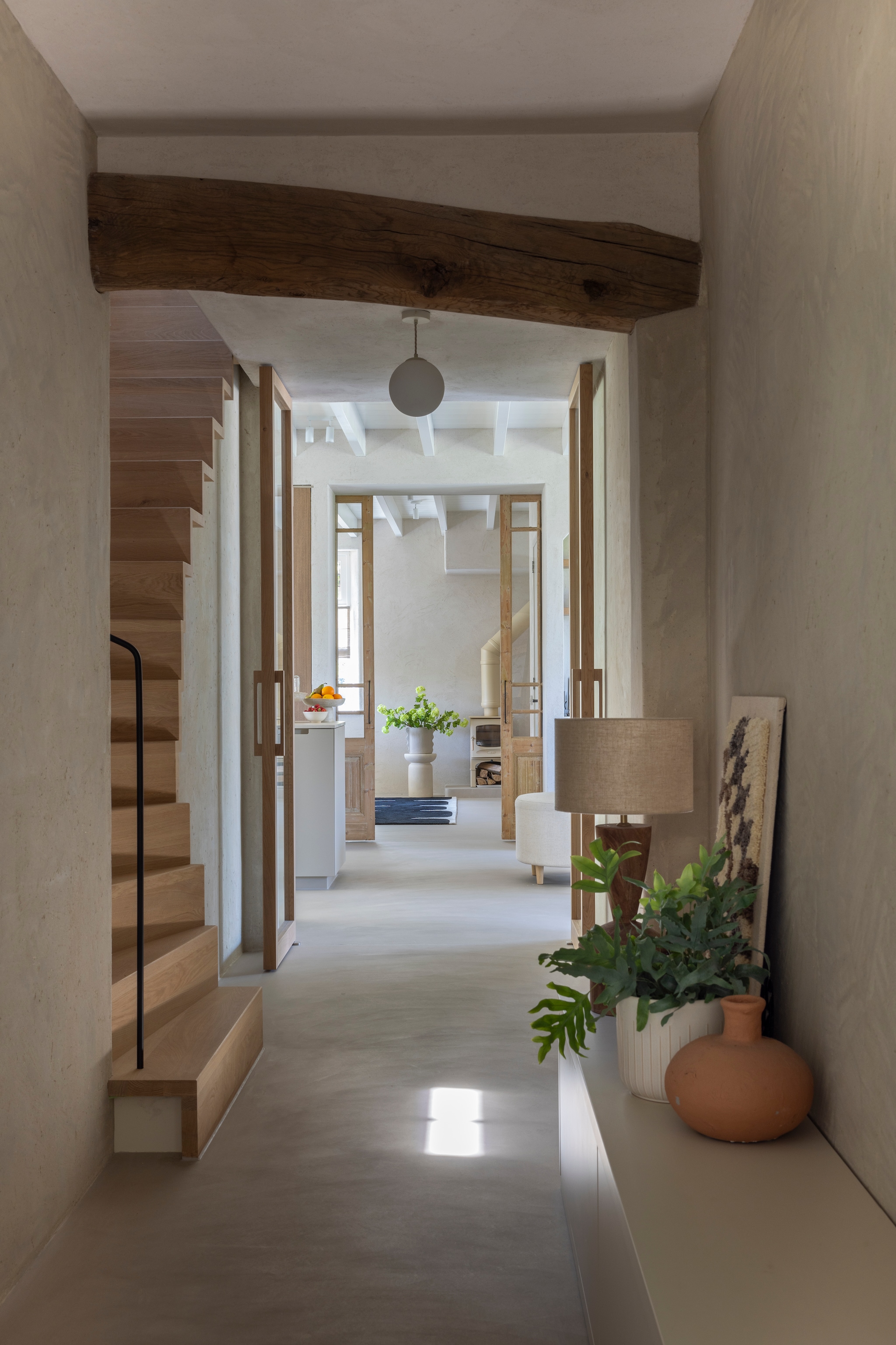 Eikenhout trap Neggers Trappen. Dressoir eigen ontwerp, uitgevoerd door Van Vroenhoven Interieur. Eikenhouten tussendeuren Noknok Deuren. Schuifdeuren Empire Best. Balk origineel. Tafellamp Keysburg. vtwonen Landelijk 03-2026 | fotografie Anneke Gambon