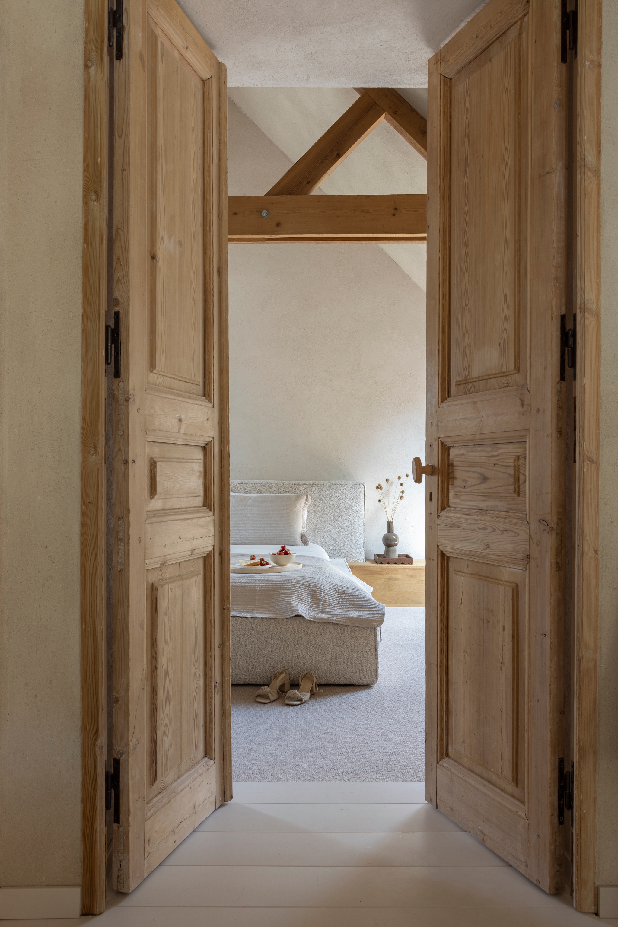 Nachtkastje zelfgemaakt vaneikenhout. Sprei en vaas Jysk. Bed Bol. vtwonen Landelijk 03-2026 | fotografie Anneke Gambon