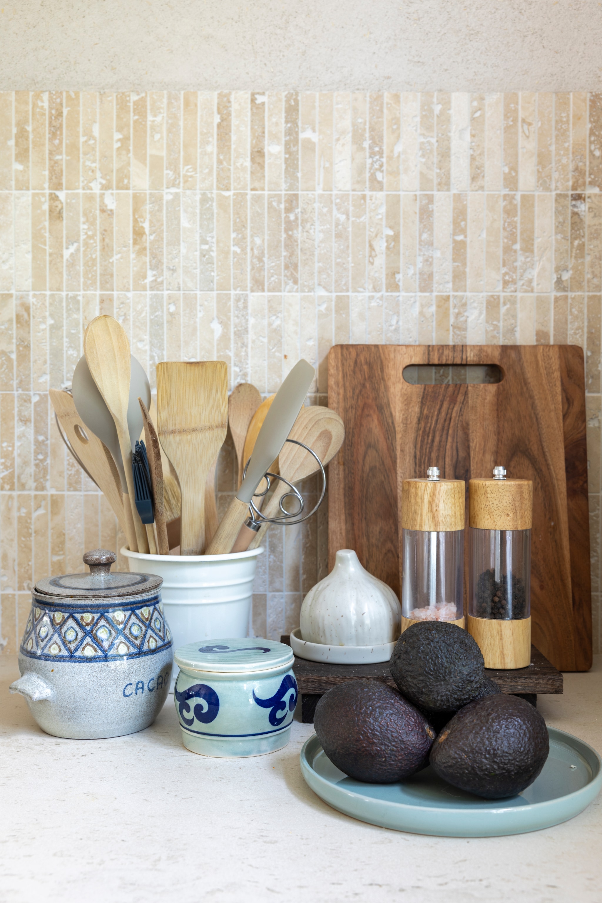 Wandtegels Travertin Kitkat van Meisjes van Steen. Potten kringloopvondsten. vtwonen Landelijk 03-2026 | fotografie Anneke Gambon