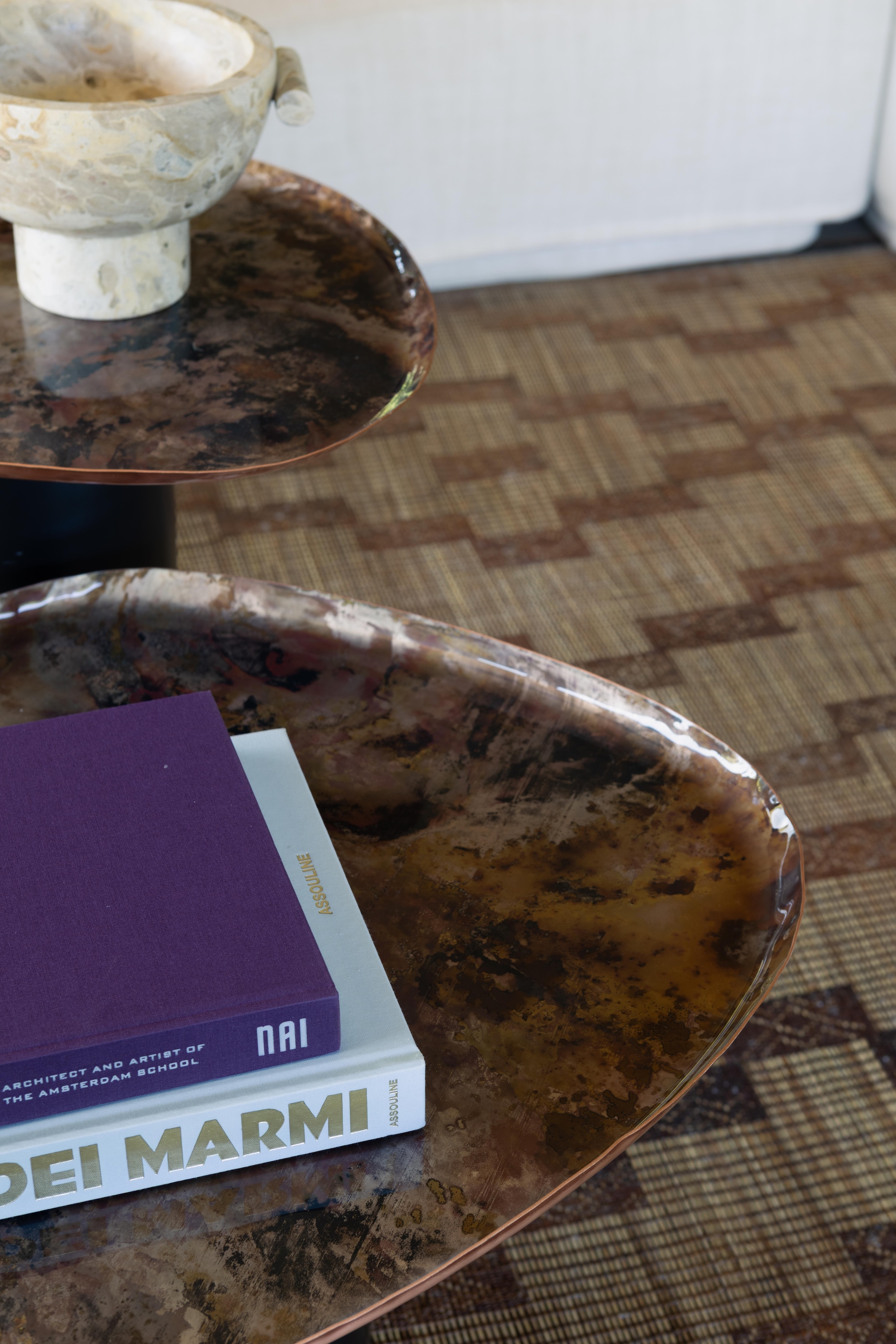 Salontafels Drops van De Castelli. Marokkaans vloerkleed van Soufiane Zarib. vtwonen Design 02-2026 | fotografie Monica Spezia | productie Living Inside