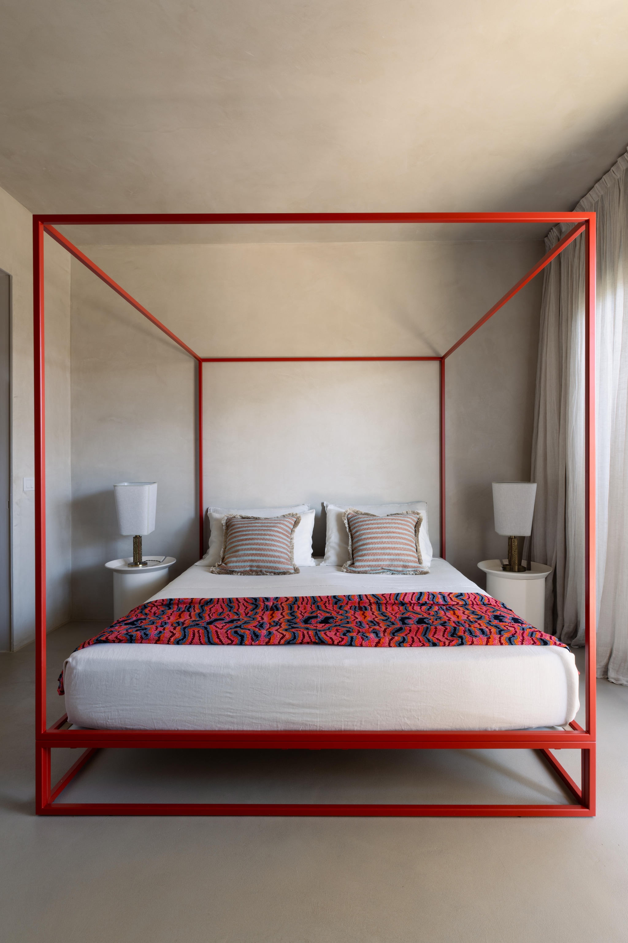 Metalen hemelbed Xam. Kussens Manifattura Forasassi. Sprei van Afrikaanse stof. Bijzettafels Gervasoni. Vintage koperen tafellampen uit de jaren 70 van Frigerio. vtwonen Design 02-2026 | Fotografie Monica Spezia | Productie Living Inside