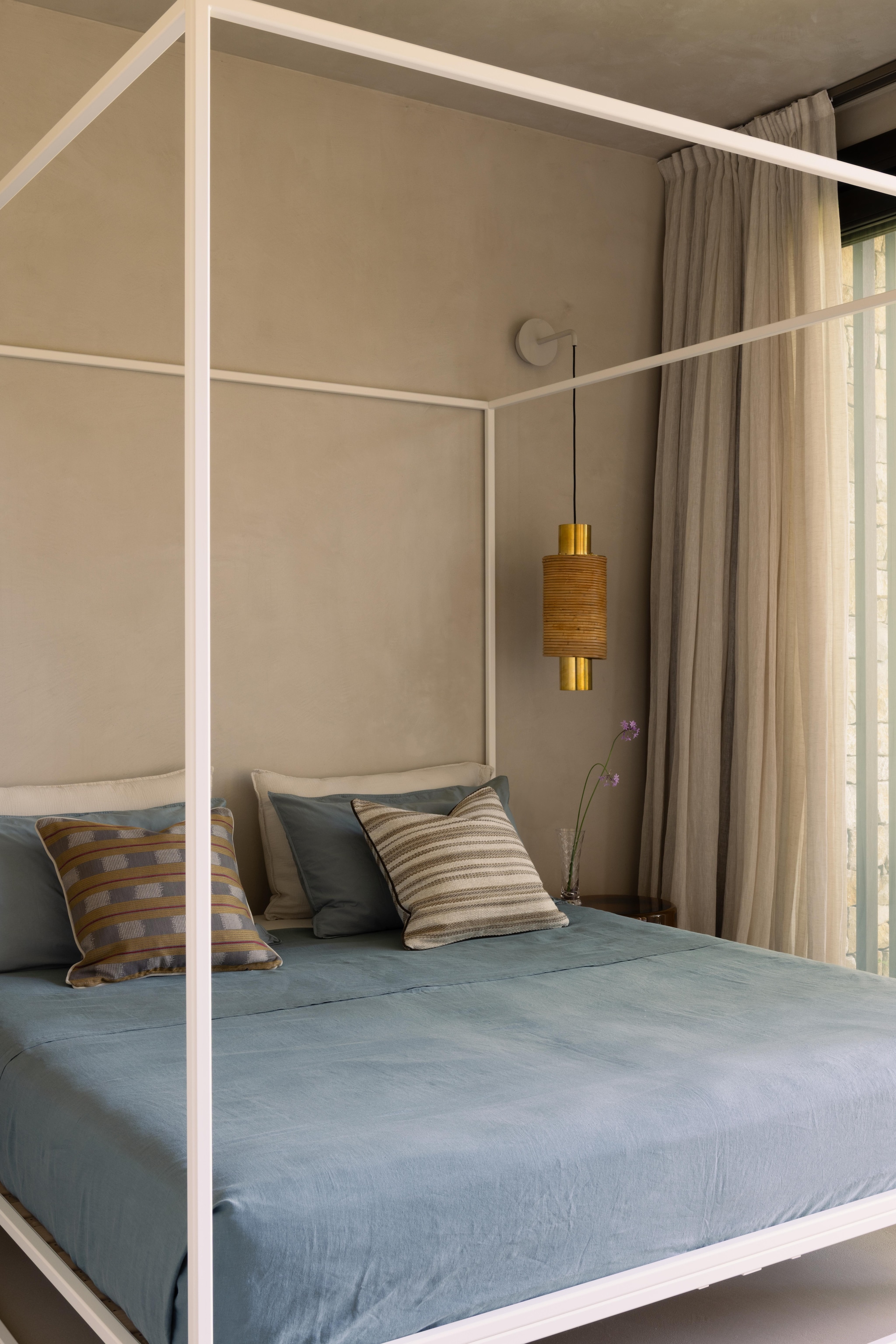 Metalen hemelbed Xam. Vintage messing hanglamp. Kussens Manifattura Forasassi. vtwonen Design 02-2026 | fotografie Monica Spezia | productie Living Inside
