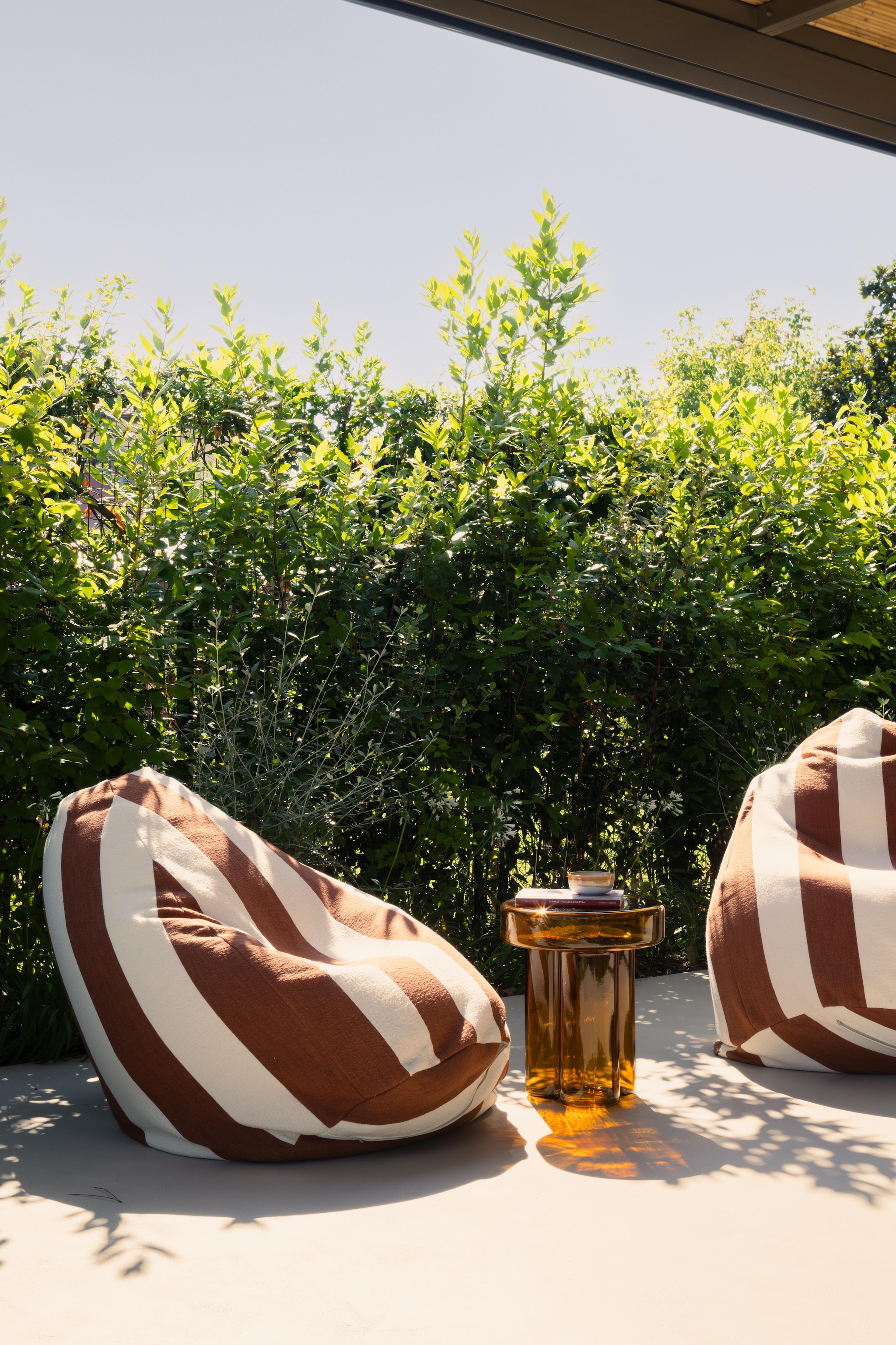 Zitzakken maatwerk, stof Decortex. Soortgelijke zitzakken In The Mood Collection. Bijzettafel Soda van Miniforms. vtwonen Design 02-2026 | Fotografie Monica Spezia | Productie Living Inside