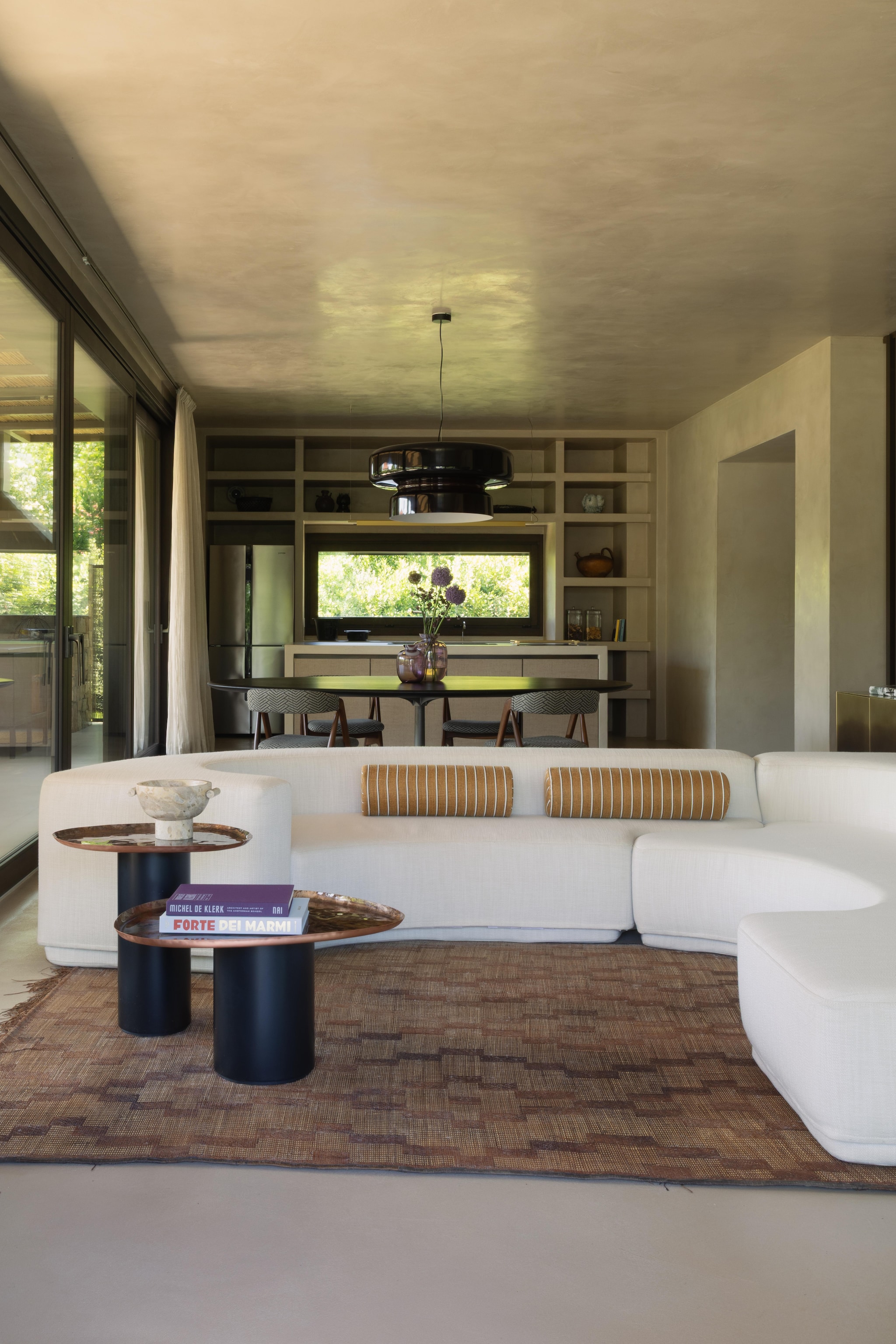 Bank vintage Lara-bank uit 1968 van Stilwood, ontworpen door Roberto Paimo en Matteo Grassi, stof Misia Paris. Kussens Fischbacher 1819, stof Capri Collection. Marokkaans vloerkleed Soufiane Zarib. Eettafel Baxter. Deense vintage stoelen, stof Misia Paris. Vazen van Venetiaans glas. Hanglamp Bohemia van Marset.