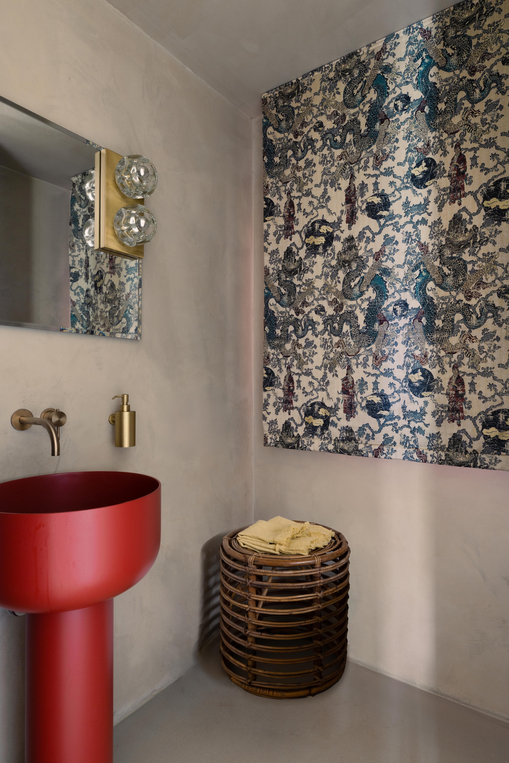 Wastafel Casabath. Spiegel op maat B-arch. bamboekruk en lampen vintage. Textielpaneel Opium van Nobilis. vtwonen Design 02-2026 | Fotografie Monica Spezia | Productie Living Inside