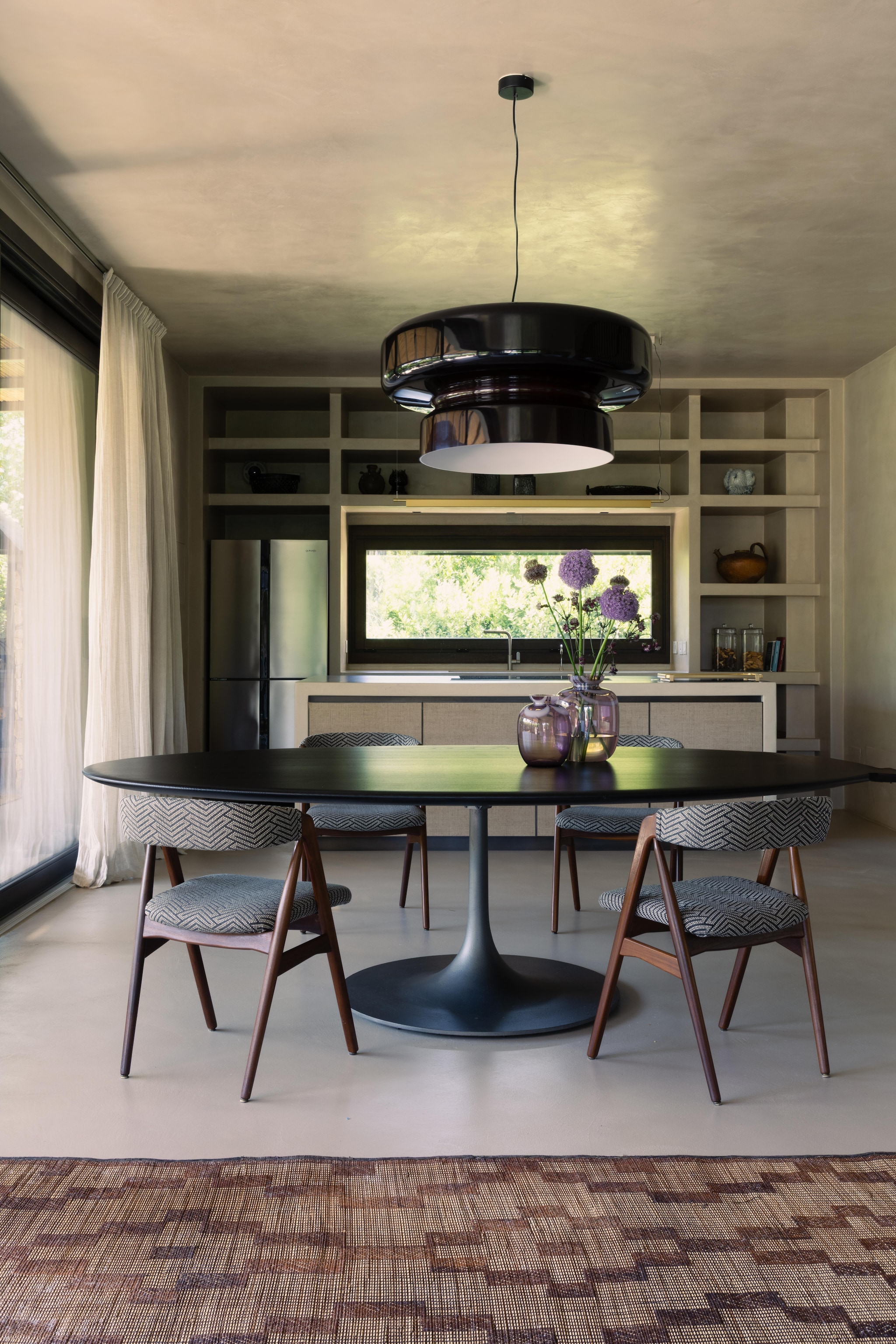 Eettafel Baxter. Deense vintage stoelen, stof Misia Paris. Vazen van Venetiaans glas. Hanglamp Bohemia van Marset. vtwonen Design 02-2026 | Fotografie Monica Spezia | Productie Living Inside