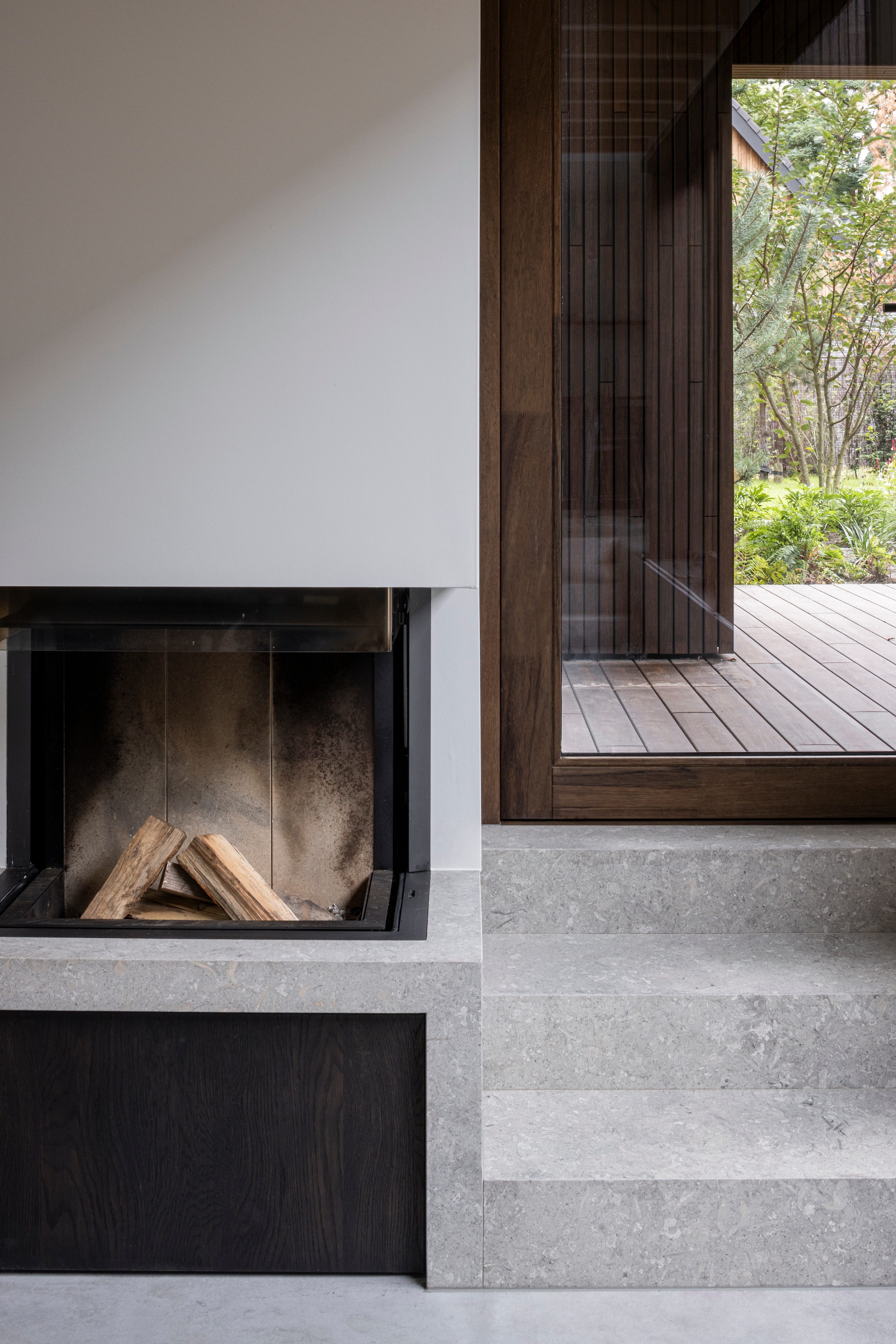 Vloerkleed Desso. Houthaard Kalfire W66/48S. Beeld Christy Keeney. vtwonen Design 02-2026 | fotografie Tim Van de Velde