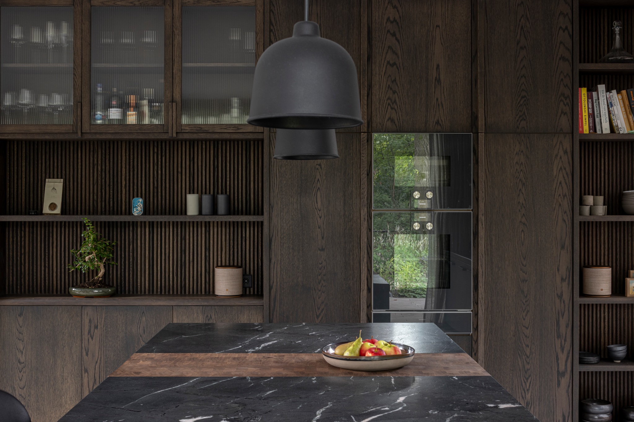 Keuken Eginstill. Gordijnen van Designs of the Time in stof Arima YP20002, via Ovs Decoratie. Koffiezetapparaat Moccamaster. Delfts blauwe vazen op plank Royal Sphinx van Boch. vtwonen Design 02-2026 | fotografie Tim Van de Velde