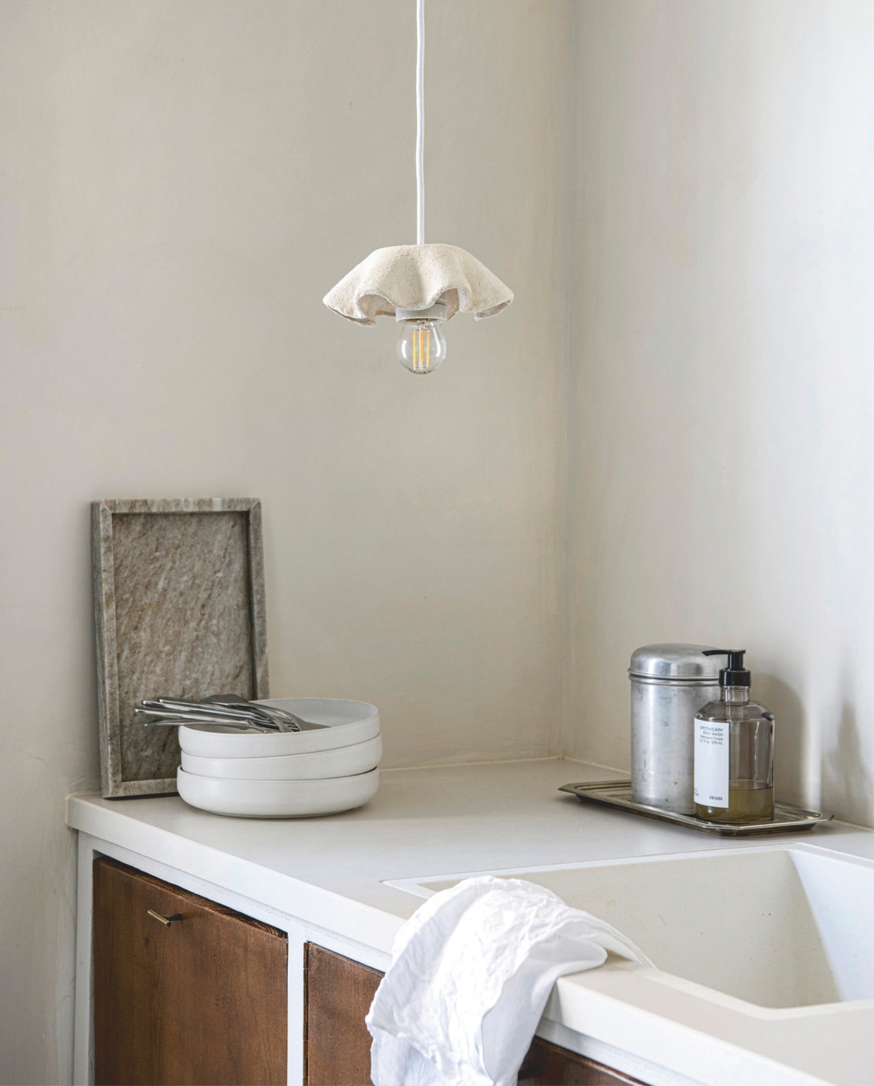 Kwantum tray Latino Zand, natuursteen, 30x18x3 cm (lxbxh)€ 19,- (kwantum.nl). Frama Apothecary body wash, 375 ml€ 40,- (letoile.store). Overig privébezit. vtwonen 12-2025 | styling Marlies Does | fotografie Louis Lemaire