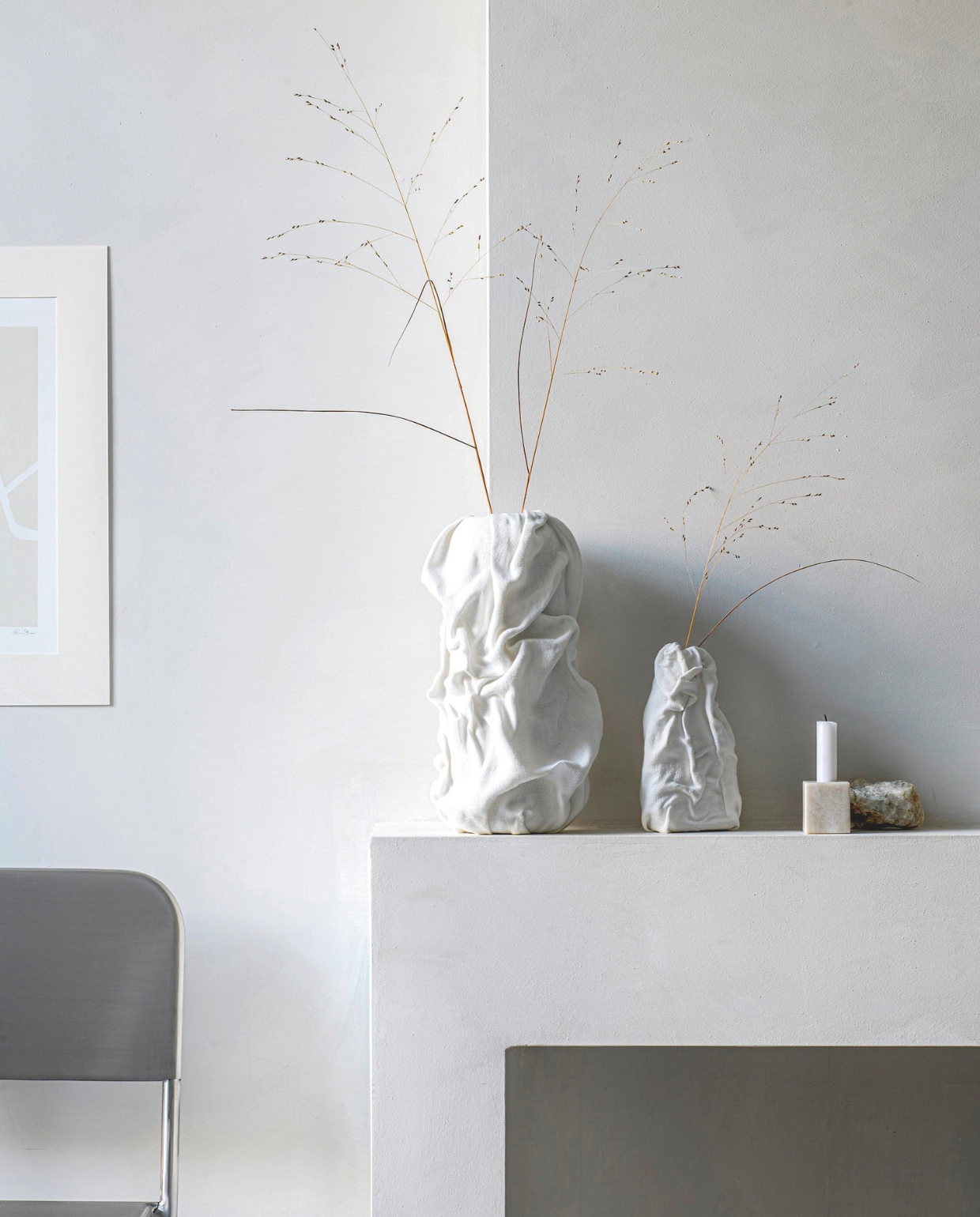 Zara Home stoel, staal met structuur, 46x46x80 cm (bxdxh) € 189,- (zarahome.com). Søstrene Grene kandelaar, marmer, camel, 4,5x4,5x5 cm (bxdxh) € 5,48 (sostrenegrene.com). vtwonen 12-2025 | styling Marlies Does | fotografie Louis Lemaire