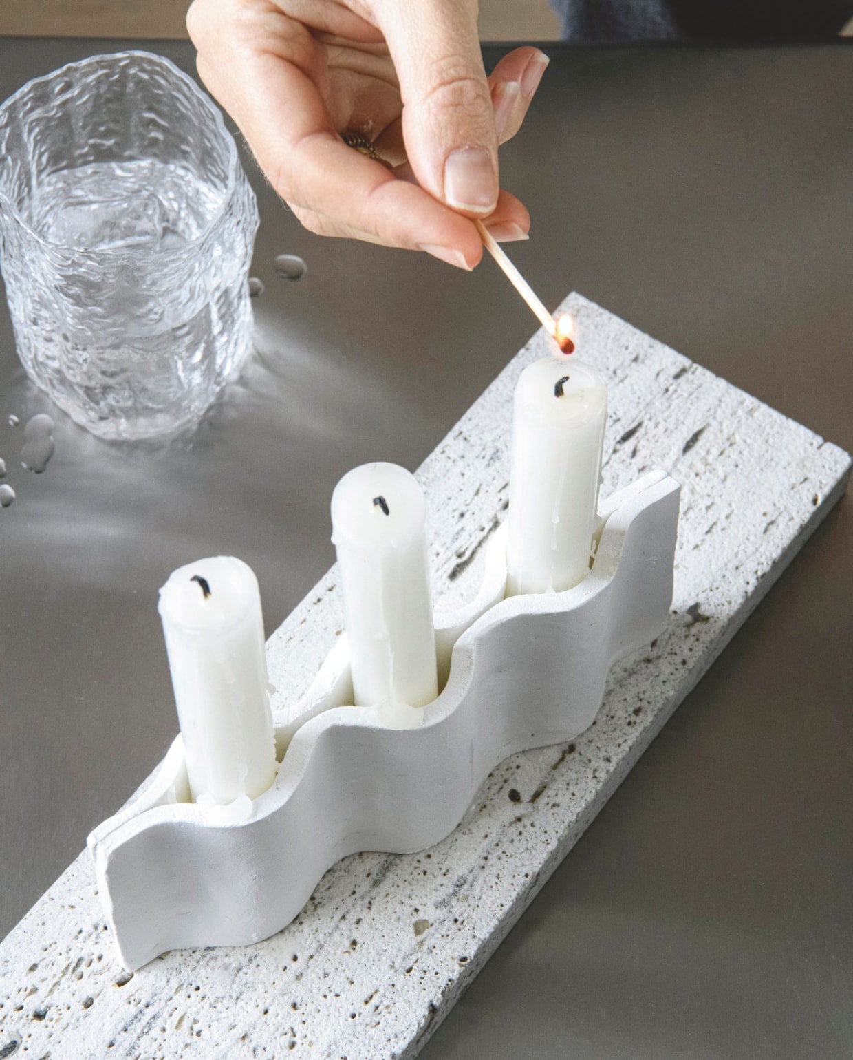 Kwantum waterglas Retro, glas, transparant, 7x7x9,5 cm (bxdxh) € 4,50 (kwantum.nl). Schaal privébezit. vtwonen 12-2025 | styling Marlies Does | fotografie Louis Lemaire