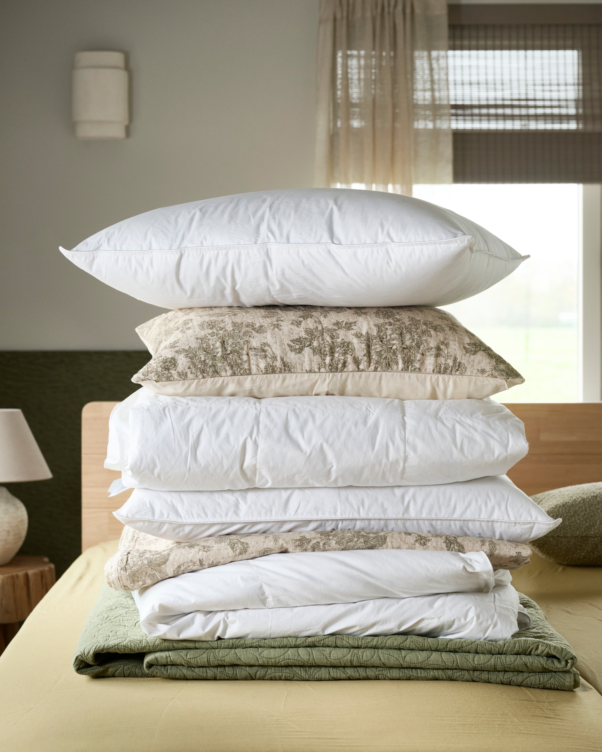 vtwonen vierseizoenendekbed Dixxius Green Royal, gerecycled dons, vanaf € 275,-, vtwonen hoofdkussen The sustainable one, gerecycled dons, vanaf € 79,95. vtwonen Landelijk 02-2026 | styling Kim van Rossenberg | fotografie Sjoerd Eickmans | assistentie Rosa van Schie