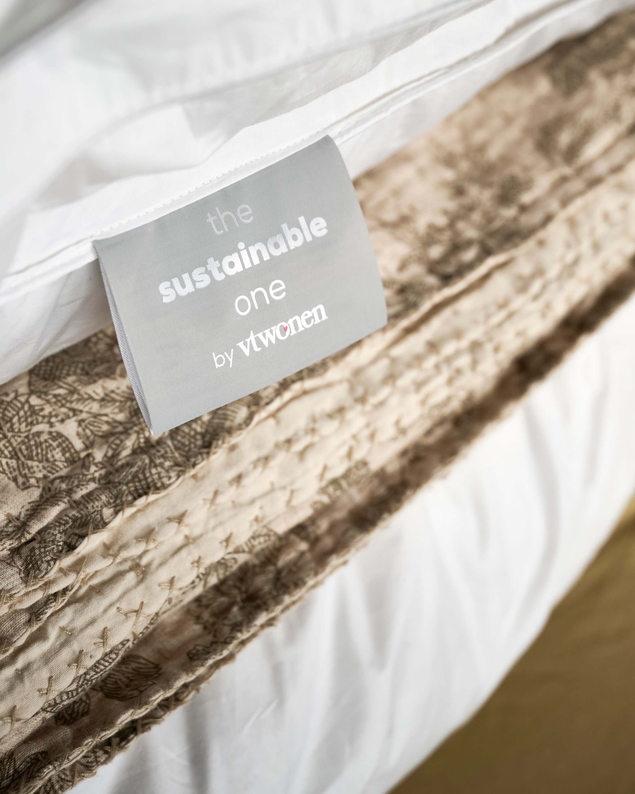 vtwonen vierseizoenendekbed Dixxius Green Royal, gerecycled dons, vanaf € 275,-, vtwonen hoofdkussen The sustainable one, gerecycled dons, vanaf € 79,95. vtwonen Landelijk 02-2026 | styling Kim van Rossenberg | fotografie Sjoerd Eickmans | assistentie Rosa van Schie