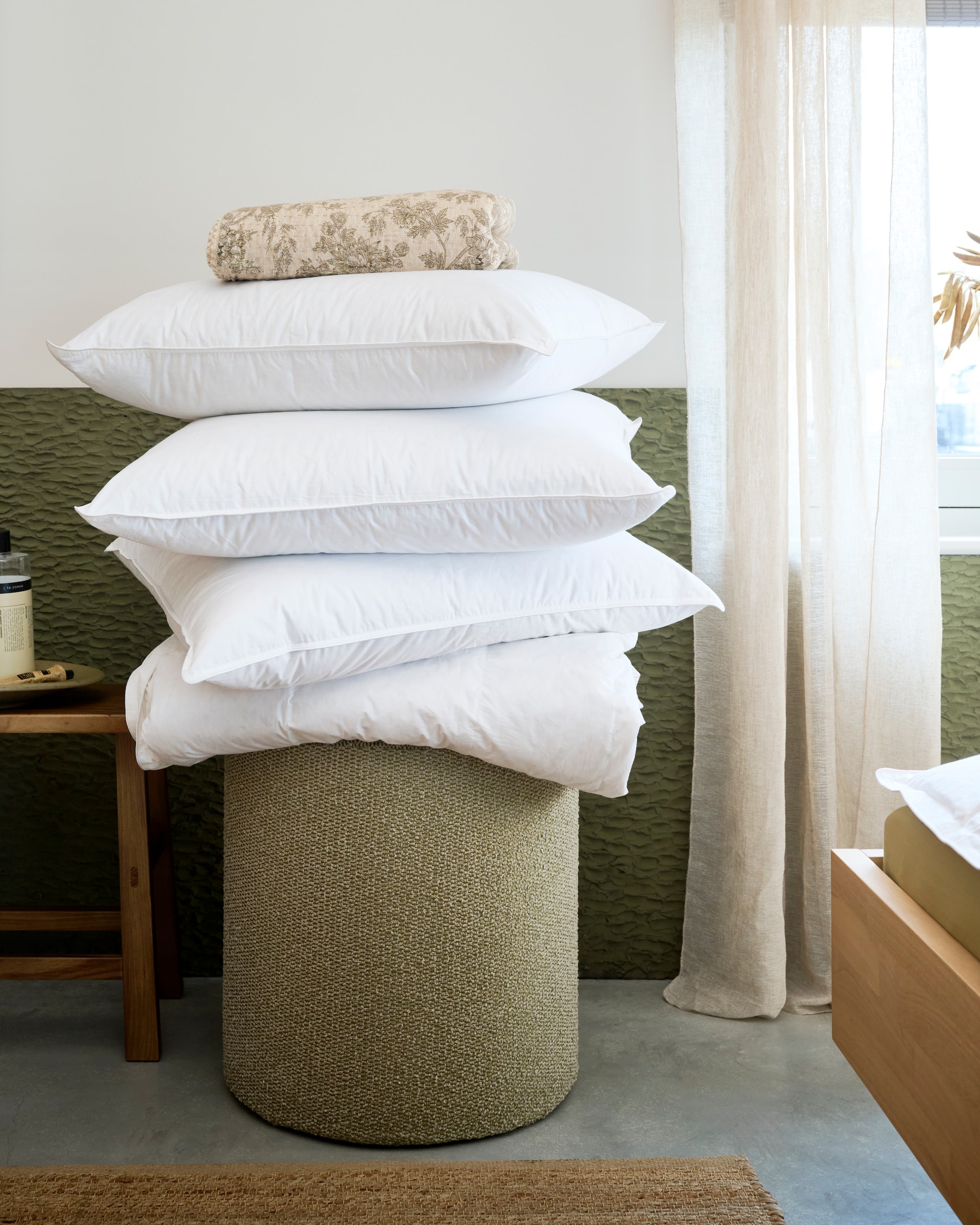 vtwonen dekbed Dixxius Green Royal, gerecycled dons, vanaf € 190,- en vtwonen vierseizoenendekbed Dixxius Green Royal, gerecycled dons, vanaf € 275,- vtwonen hoofdkussen The sustainable one, gerecycled dons, vanaf € 79,95,-.  M.m.v. swisssense.nl (houten ledikant, matrassen), hkliving.com (houten bijzettafels, vloerkleed, bijzettafel), loods5.nl (hoeslakens, hanglamp), zarahome.com (kussensloop, tafellamp, sloffen, plaids, linnen gordijnen, houten bankje). Overig privébezit. vtwonen Landelijk 02-2026 | styling Kim van Rossenberg | fotografie Sjoerd Eickmans | assistentie Rosa van Schie