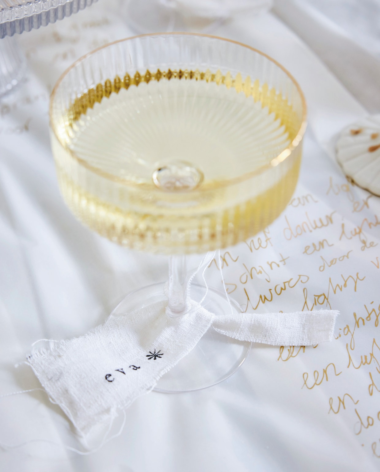 vtwonen champagneglas, coupe, geribbeld glas met gouden rand, 300 ml, set van 4 € 35,-. (shop.vtwonen.nl). vtwonen kerstspecial 2025 | styling Sanne Ketelaar | fotografie Alexander van Berge