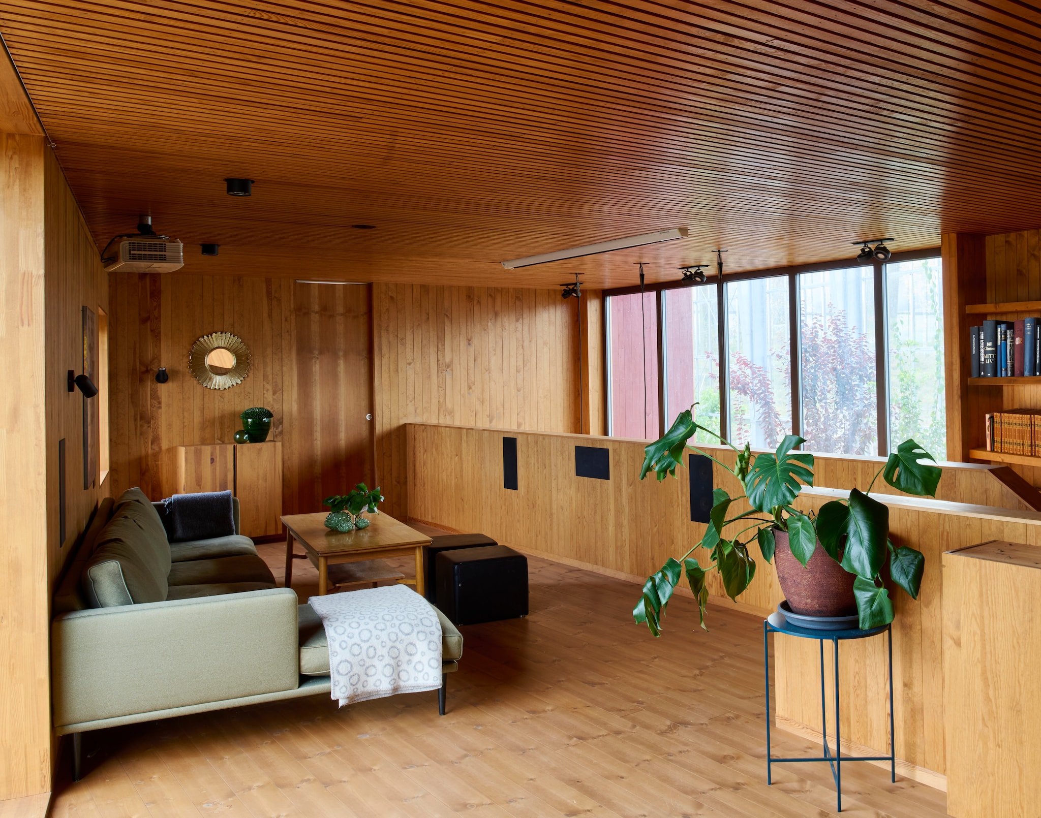 Zitkamer op de mezzanine met houten plafonds, vloeren en maatwerk. Bank en tafel vintage vondsten.  vtwonen 03-2026 | fotografie Richard Powers | productie Living Inside